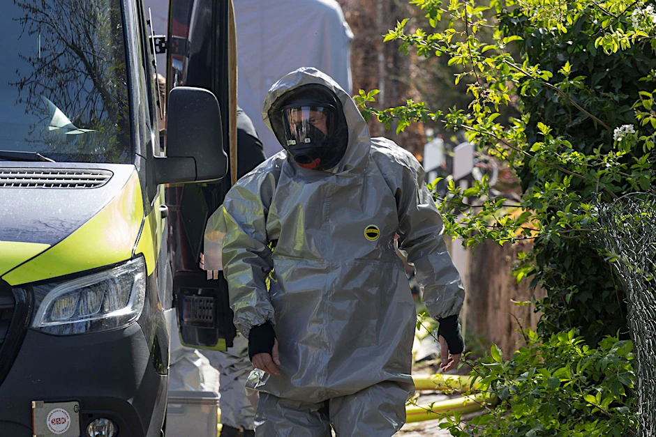 Auch die Feuerwehr musste während der damaligen Razzia in Zeithain Schutzanzüge tragen.