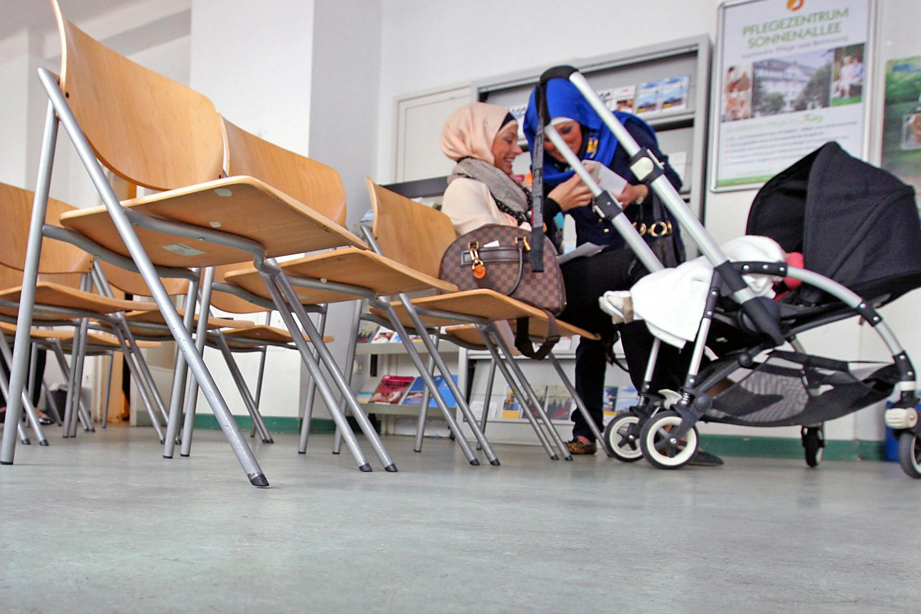 Lange Wartezeiten in Warteräumen können in Friedrichshain-Kreuzberg umgangen werden.