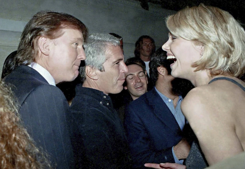 Ein Foto aus den Epstein-Akten zeigt Donald Trump, Jeffrey Epstein und Ingrid Seynhaeve bei eine Victoria's Secret-Party im Jahr 1997.