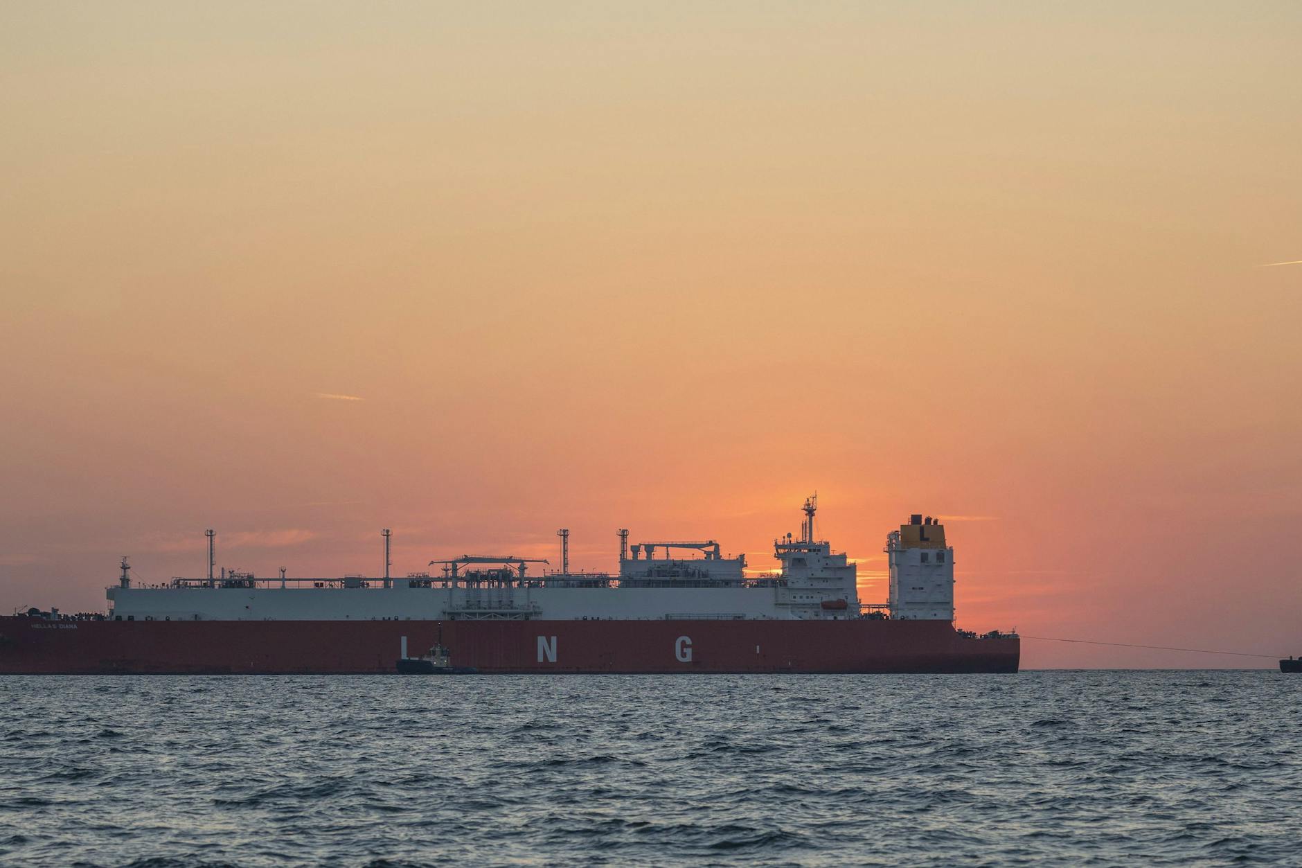 Der LNG-Tanker „Hellas Diana“ liegt vor dem Hafen Mukran auf der Insel Rügen.