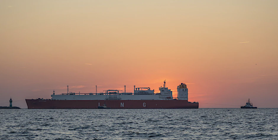 Der LNG-Tanker „Hellas Diana“ liegt vor dem Hafen Mukran auf der Insel Rügen.