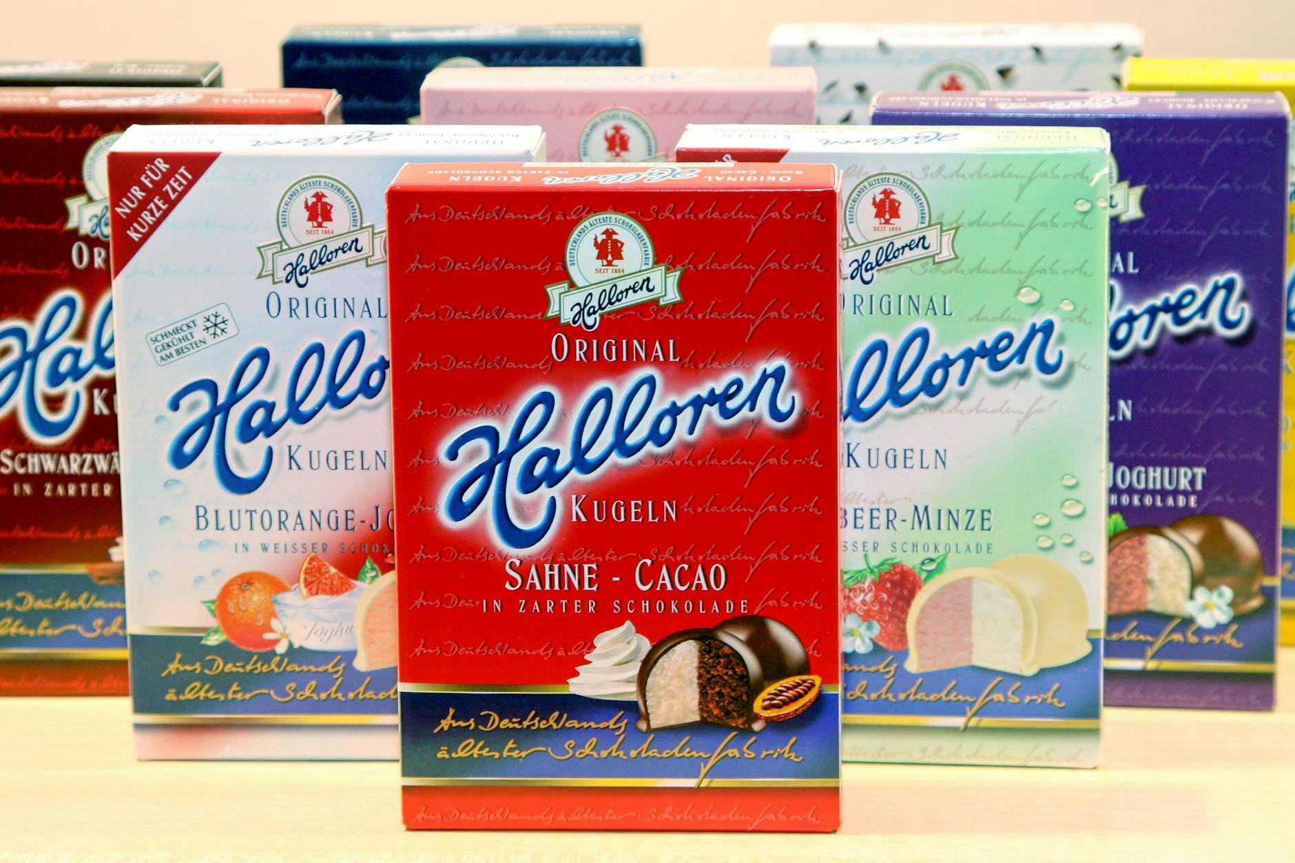 Halloren-Kugeln waren schon in der DDR ein Hit. Heute gibt es sie in verschiedenen Sorten. Sie werden noch immer gern genascht – und zwar genau so, wie sie sind.