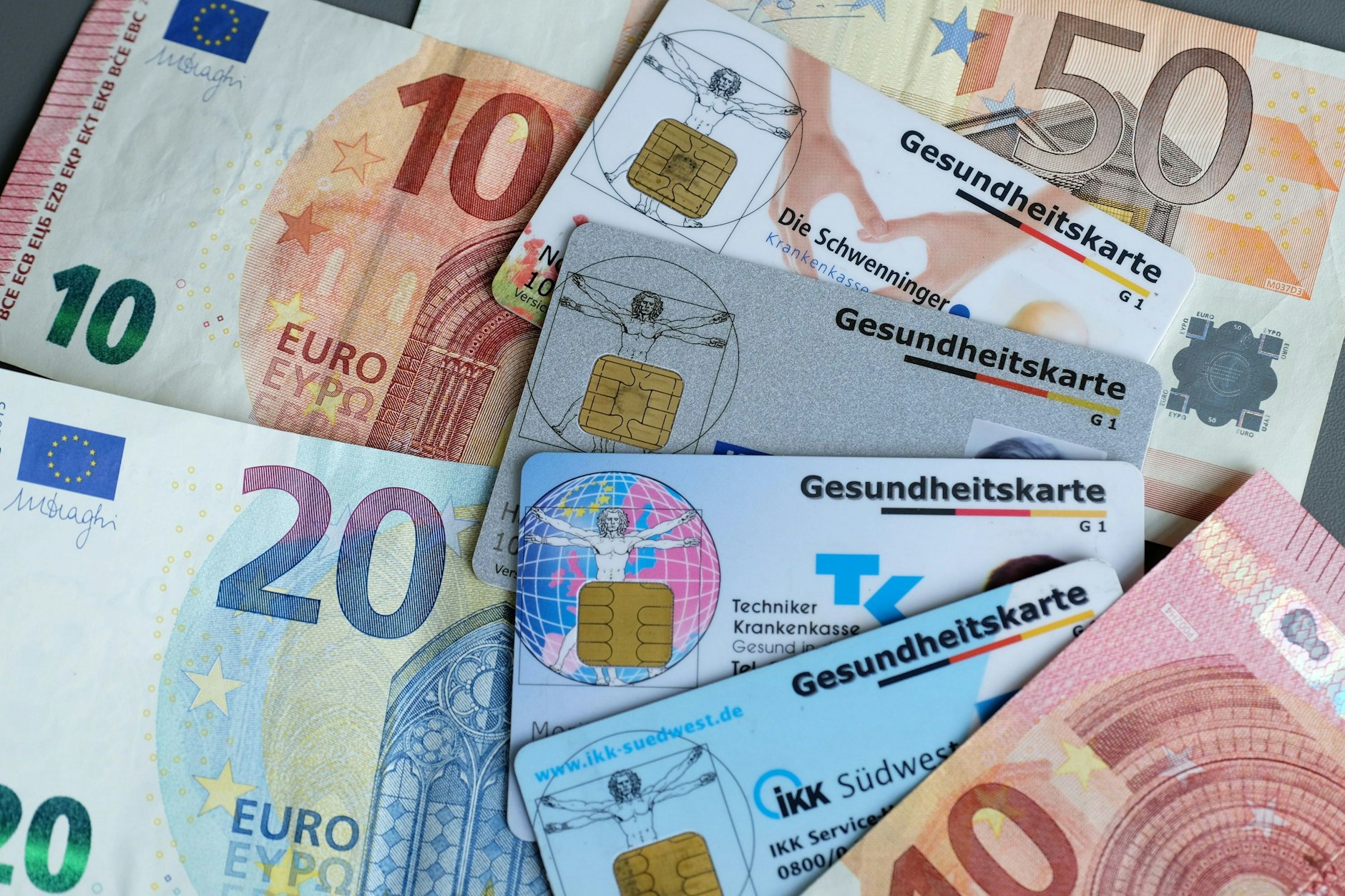 Im Januar sind die Zusatzbeiträge bei den Krankenkassen gestiegen. Nun macht sich die Änderung auch bei Rentnerinnen und Rentnern bemerkbar.