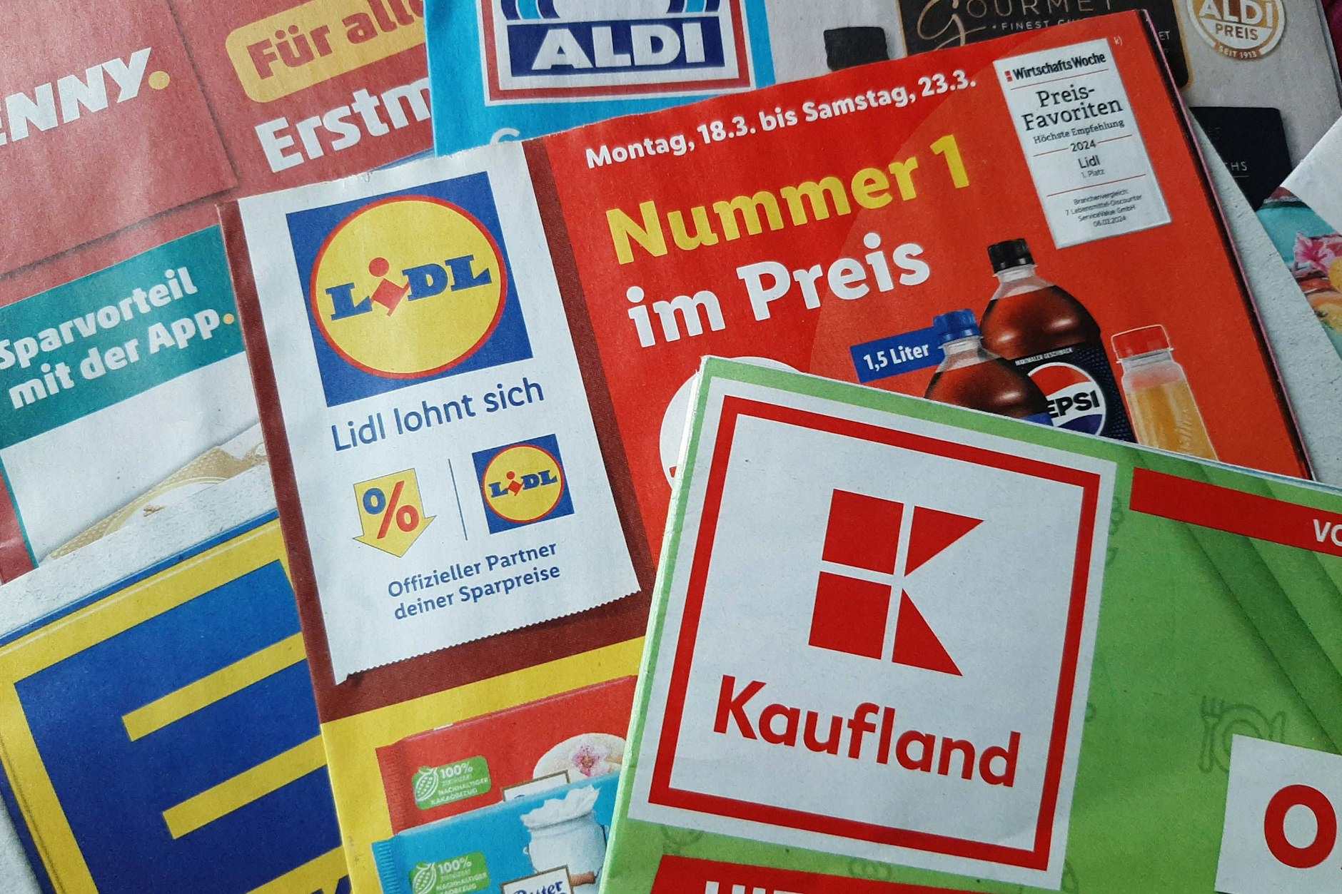 Die bunten Prospekte landen jede Woche in Millionen Briefkästen in Deutschland. Könnten sie bald abgeschafft werden?