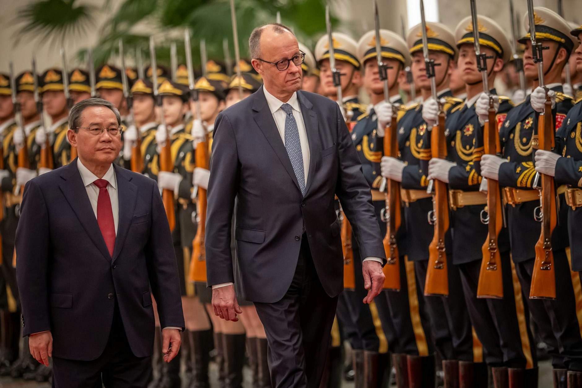 Bundeskanzler Friedrich Merz (CDU) wird von Li Qiang, Ministerpräsident von China, mit militärischen Ehren in der Großen Halle des Volkes begrüßt.