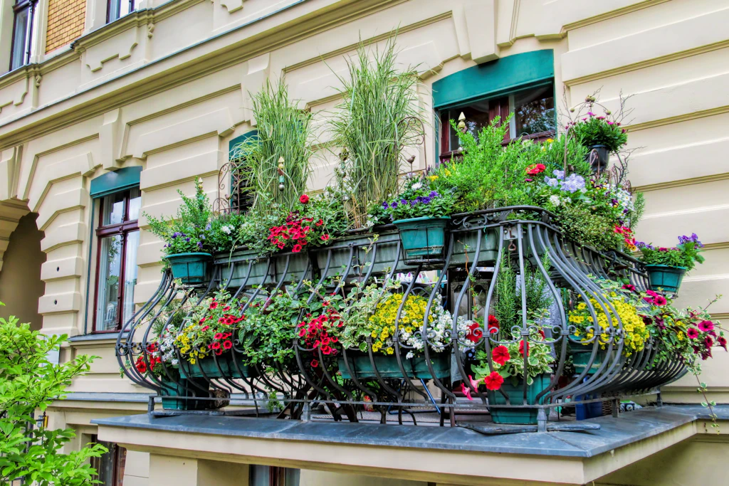 Herrlich bepflanzter Balkon in Berlin. Da beginnt der Urlaub zu Hause.