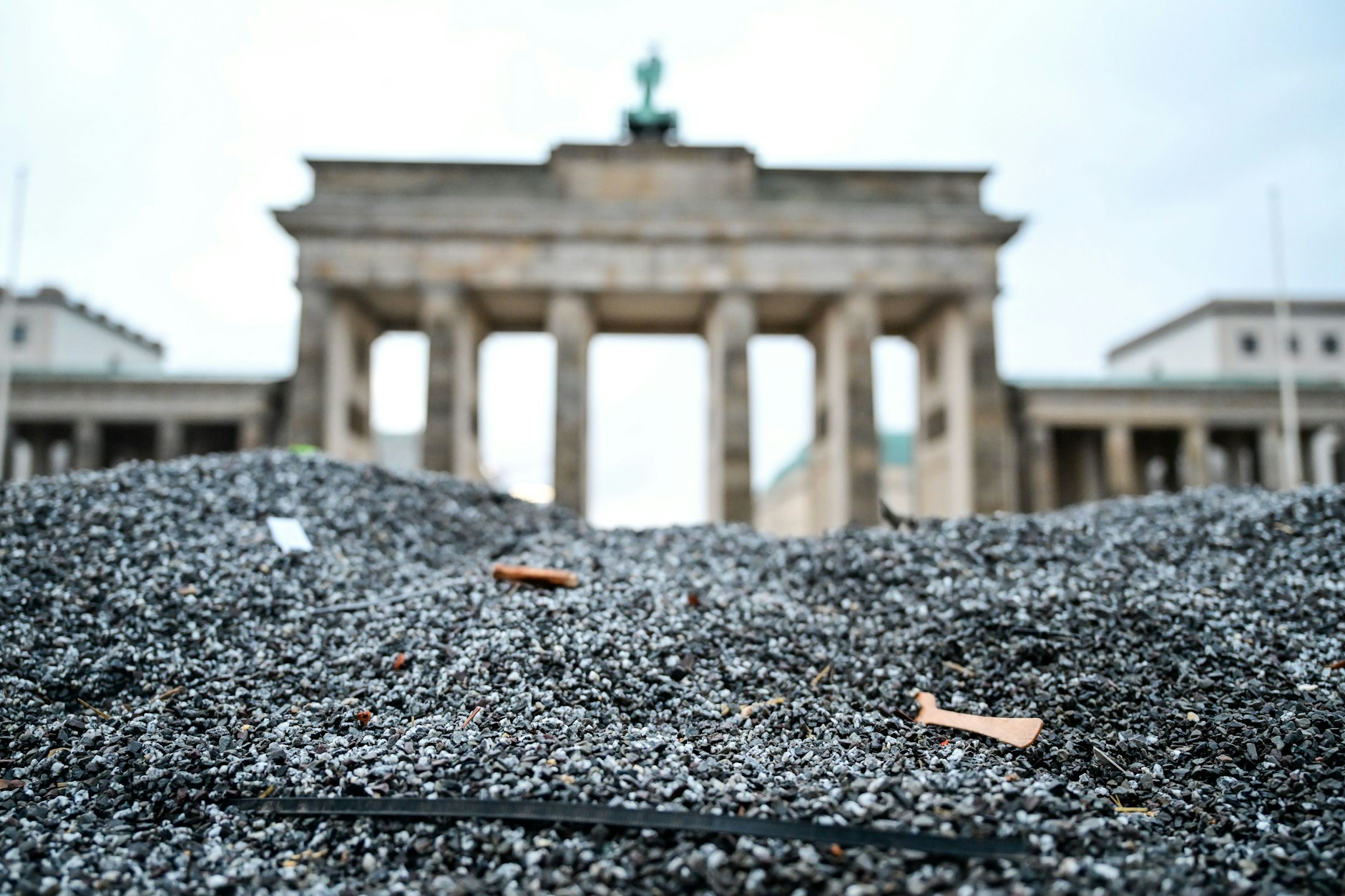 Splitt liegt in auf einem Haufen vor dem Brandenburger Tor.