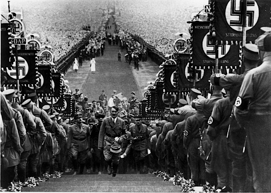 Adolf Hitler beim Reichsparteitag in Nürnberg 1934: Deutsche Selbstgerechtigkeit ist gefährlich damals wie heute.