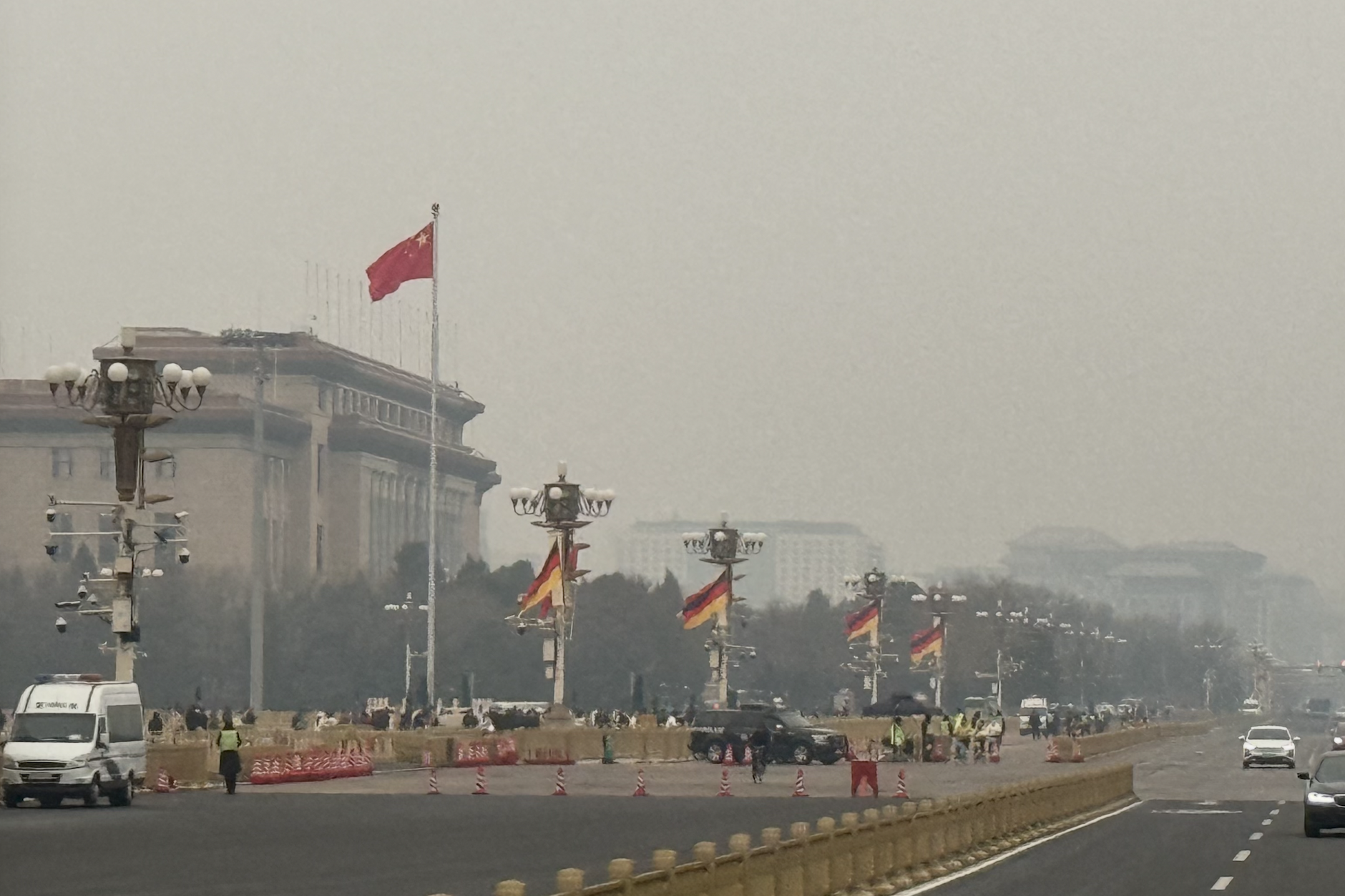 Deutsche Fahnen in Peking zu Ehren des Kanzlers.