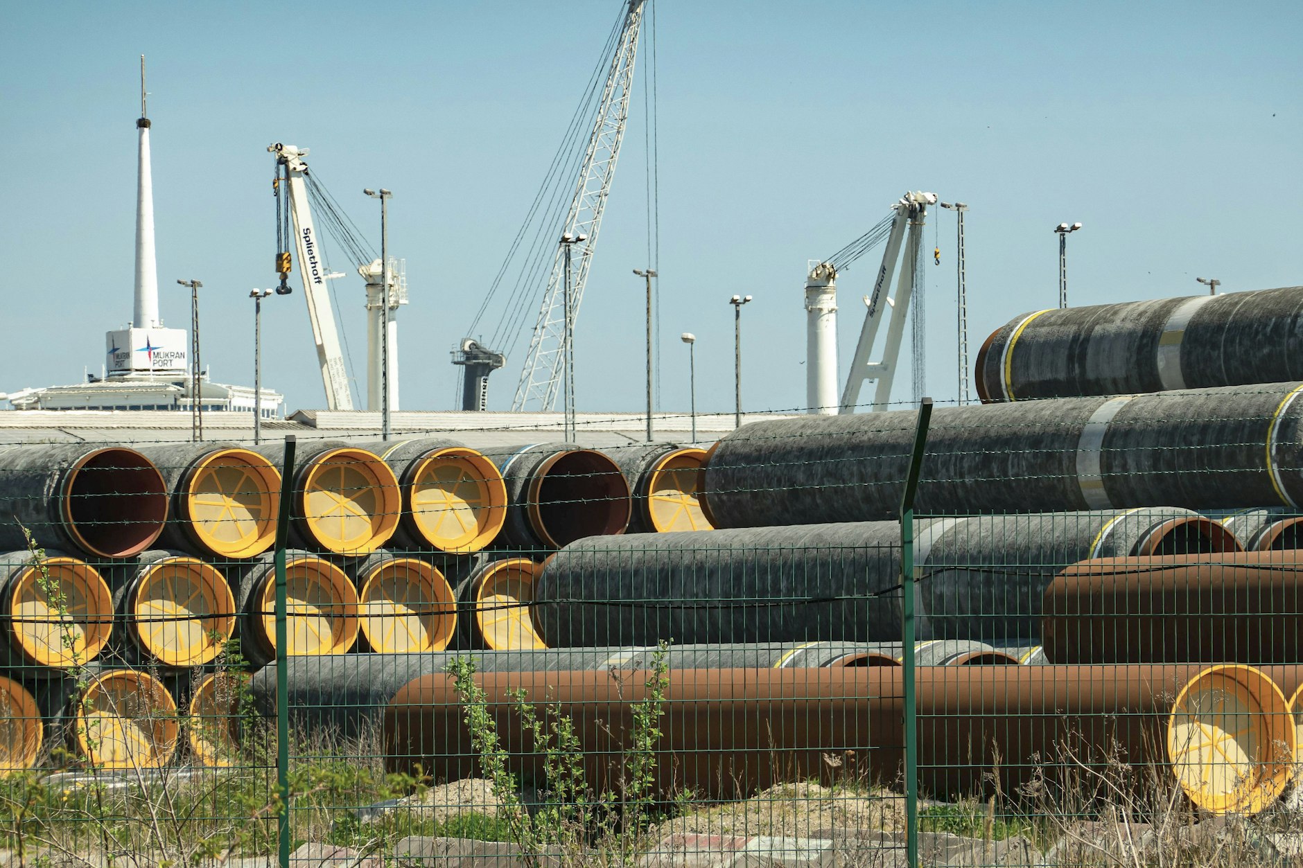 Röhren, die beim Bau der Ostseepipelin Nord Stream 2 übriggeblieben sind, lagern am Fährhafen Sassnitz-Mukran.