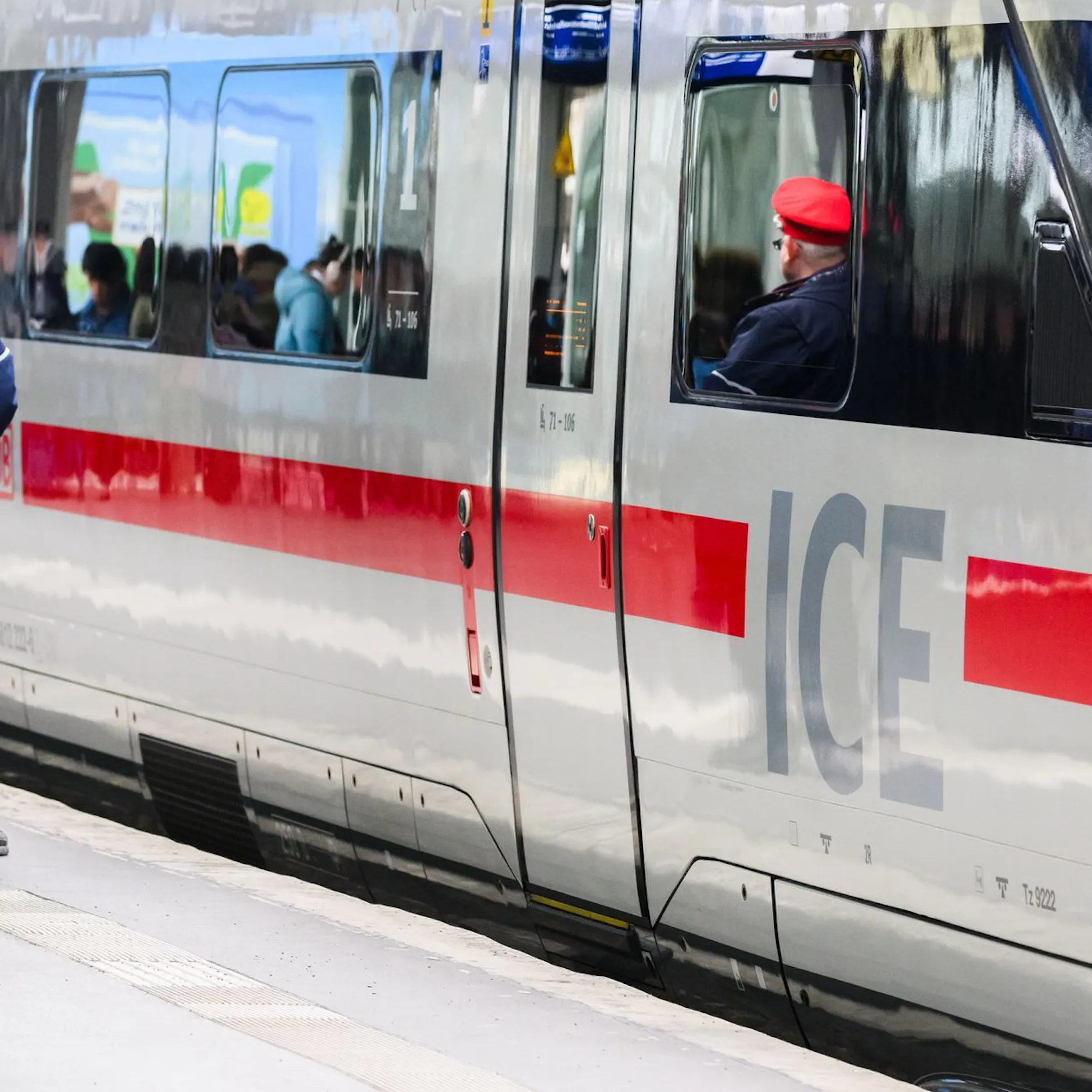 Image - Frau attackiert Kontrolleur im ICE – rund 100 Fahrgäste müssen Zug verlassen