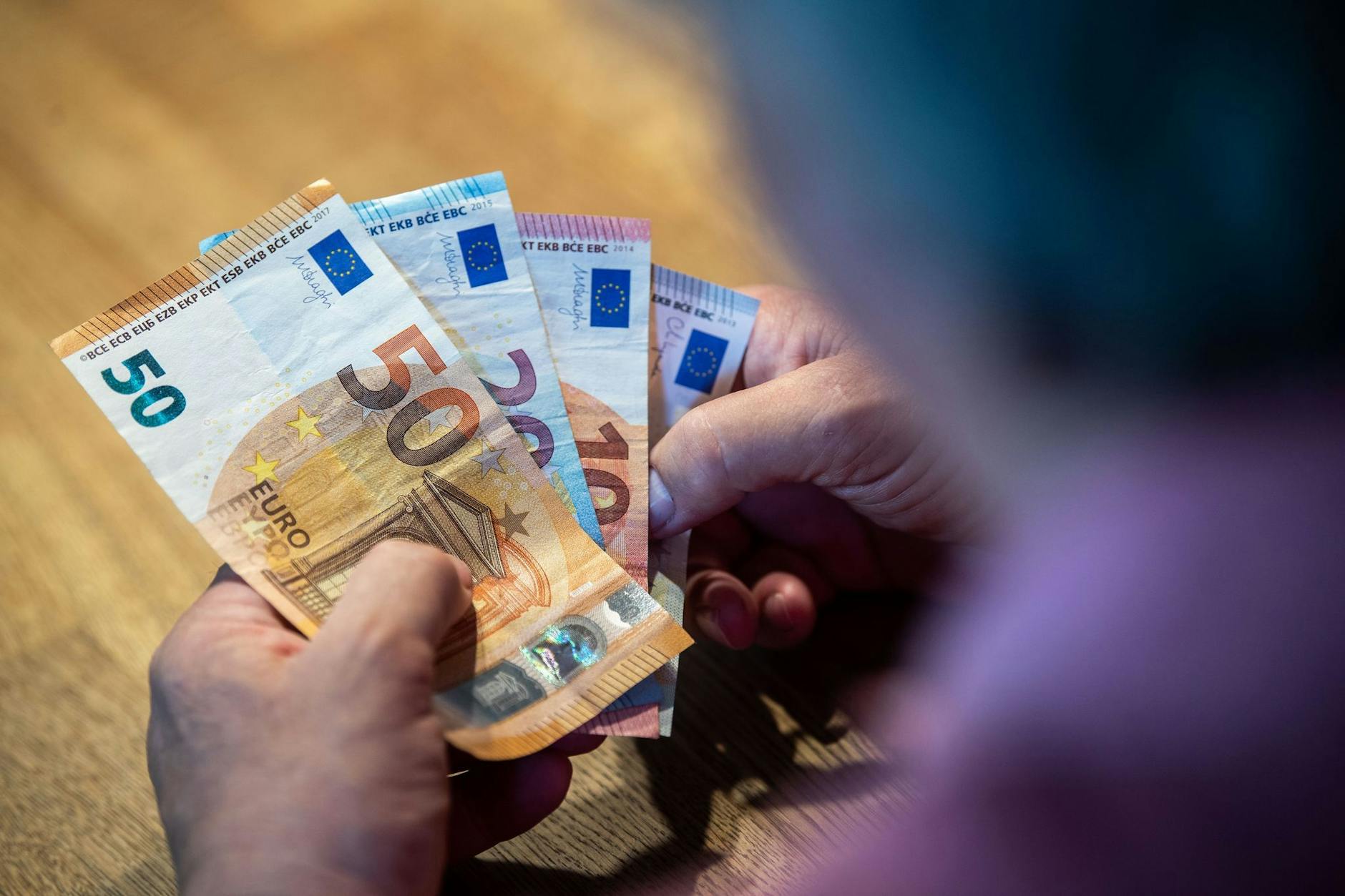 Viele Rentner werden im März weniger Rente auf dem Konto haben – ein kleines Detail auf dem Kotoauszug verrät, wie hoch die Einbußen sind.