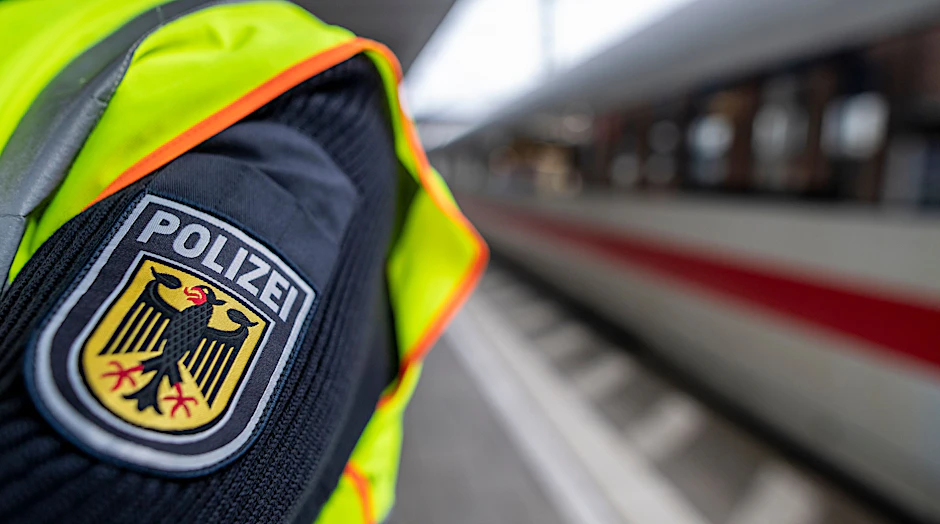 Ein Zugchef der Deutschen Bahn wird bei einer Ticketkontrolle von einer Frau angegriffen.