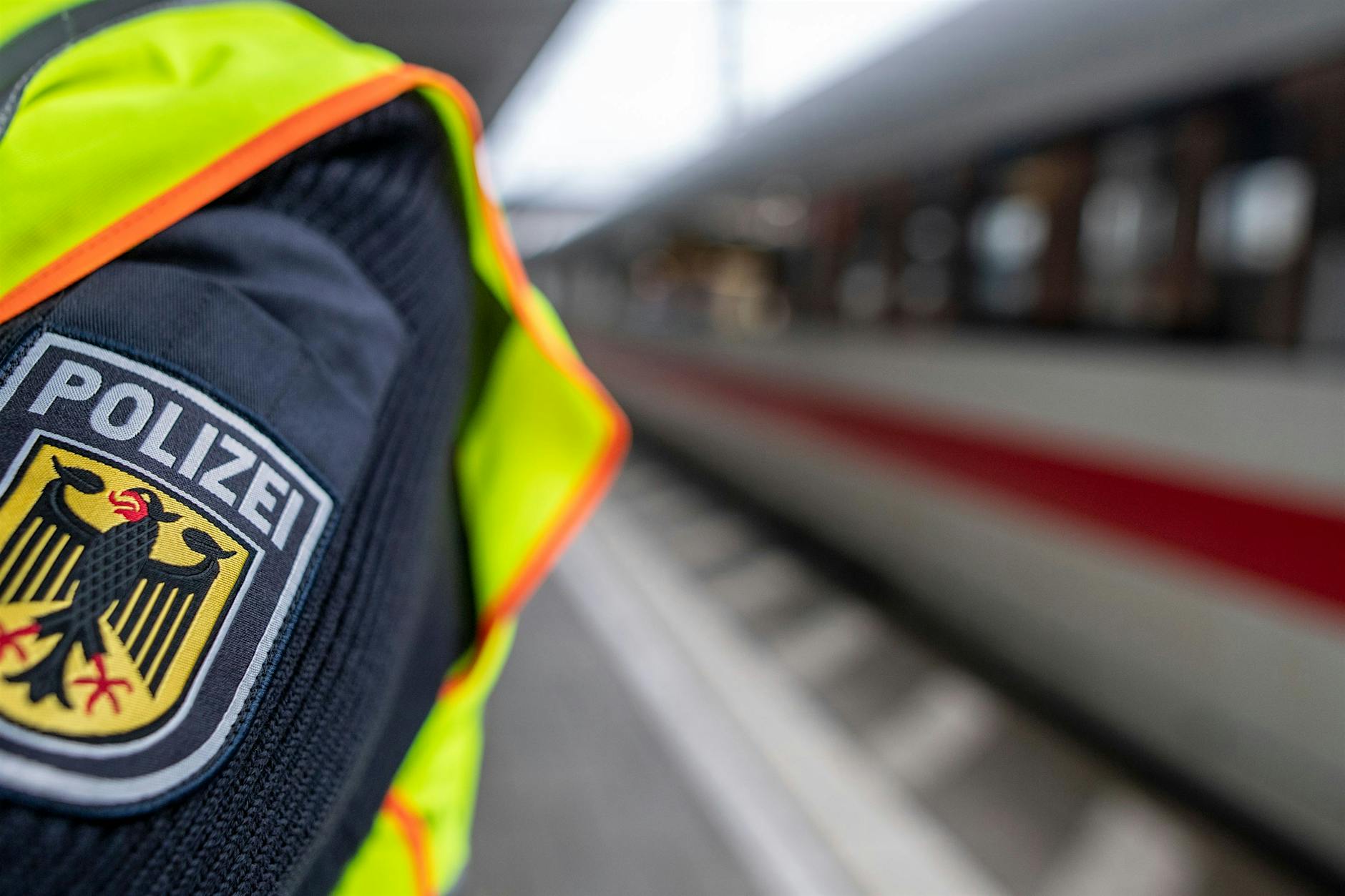 Berlin: Frau (35) schlägt nach Ticket-Streit brutal auf Zugchef ein