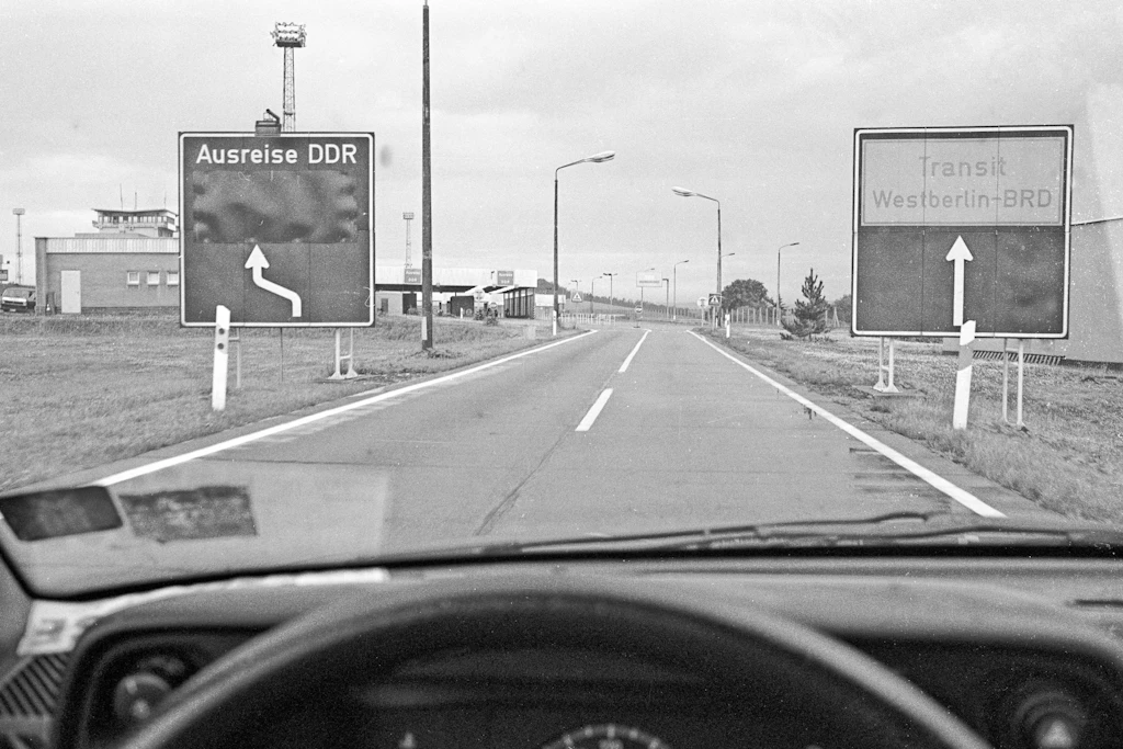 Letze Schicht der DDR-Grenztruppen an der Deutsch-Deutschen Grenze, hier die Grenzübergangsstelle Wartha-Herleshausen, Autobahn A4.