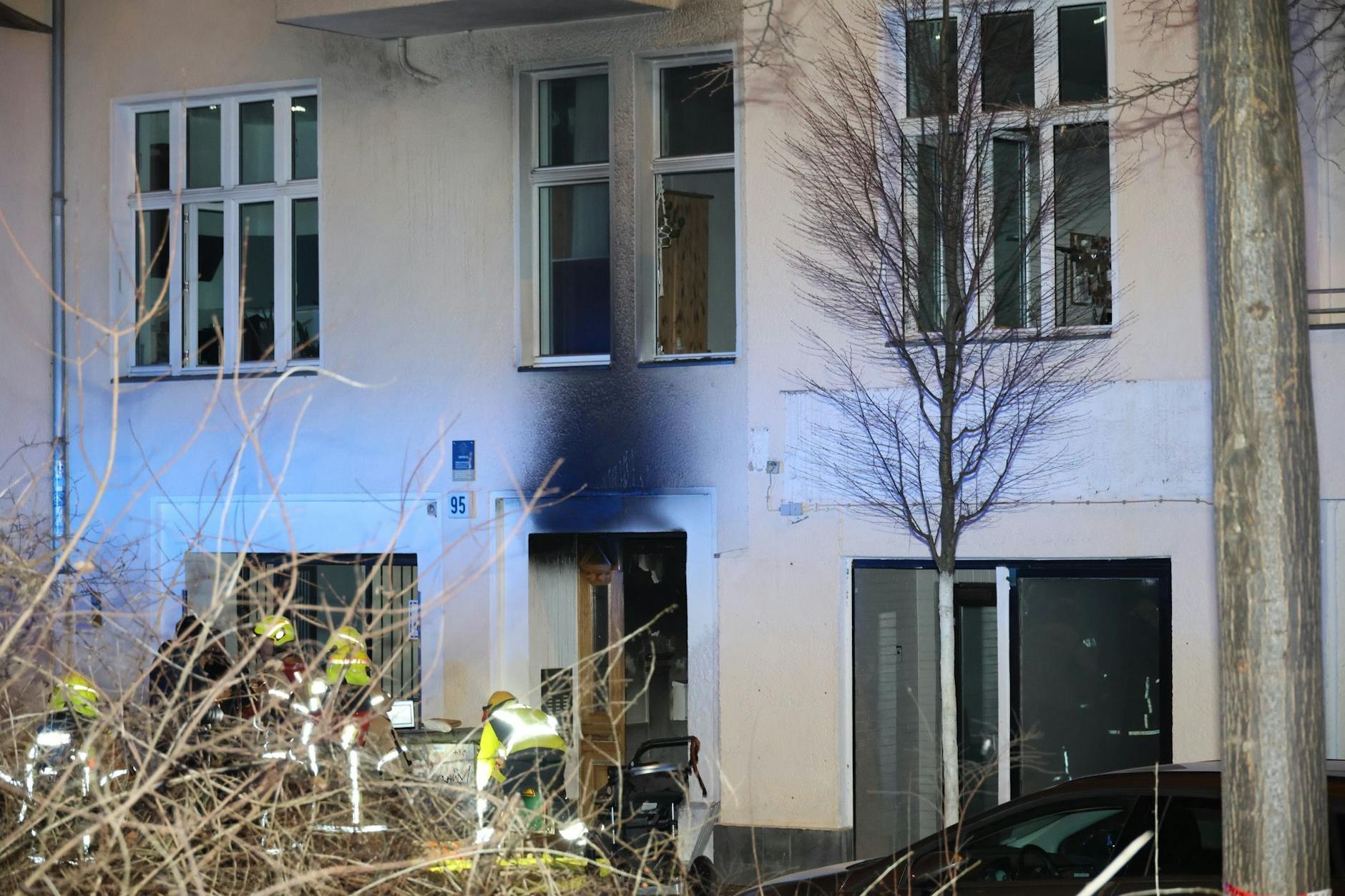 Hier sieht man die Rauchschäden am Haus, nachdem der Treppenraum im Erdgeschoss im Vollbrand stand.