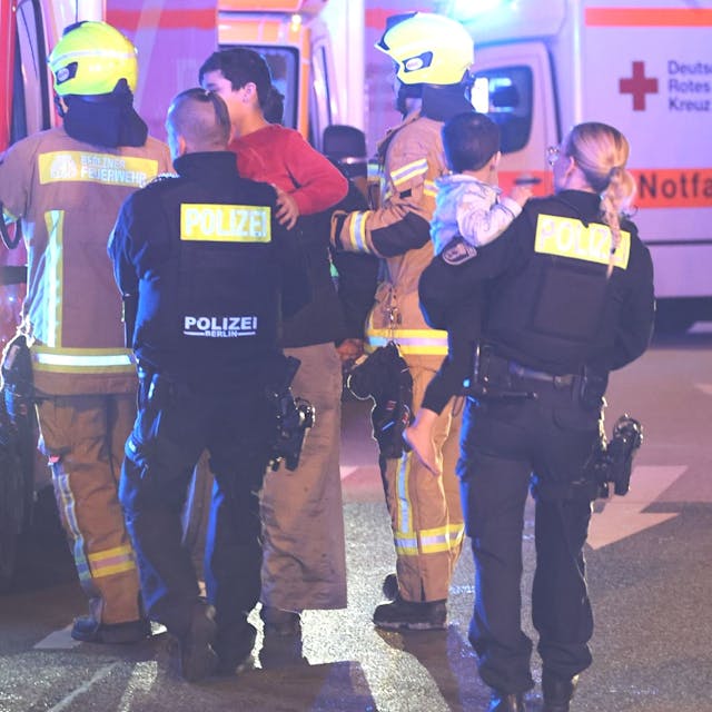 Feuerwehr rettet 40 Menschen aus brennendem Haus