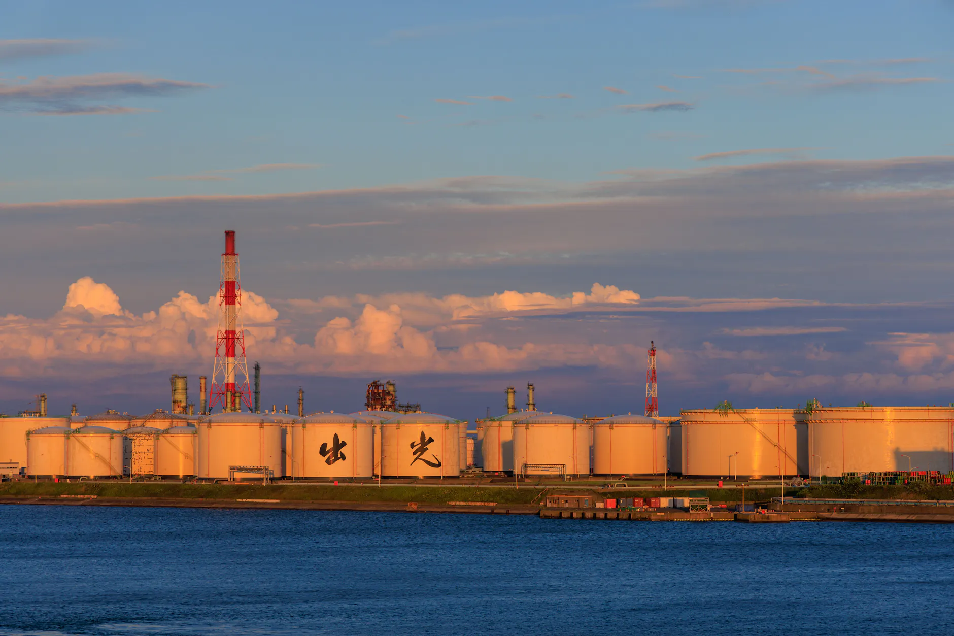 Schornsteine über LNG-Lagertanks im Hafen in Hokkaido