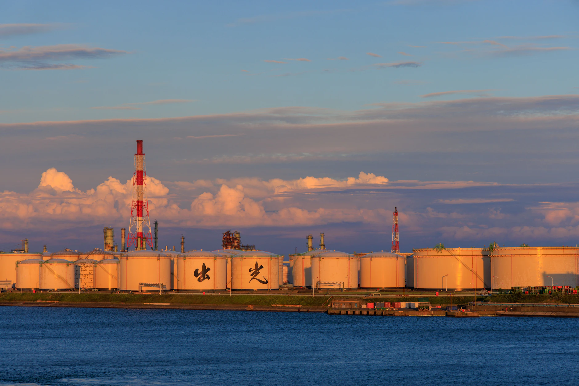 Schornsteine über LNG-Lagertanks im Hafen in Hokkaido