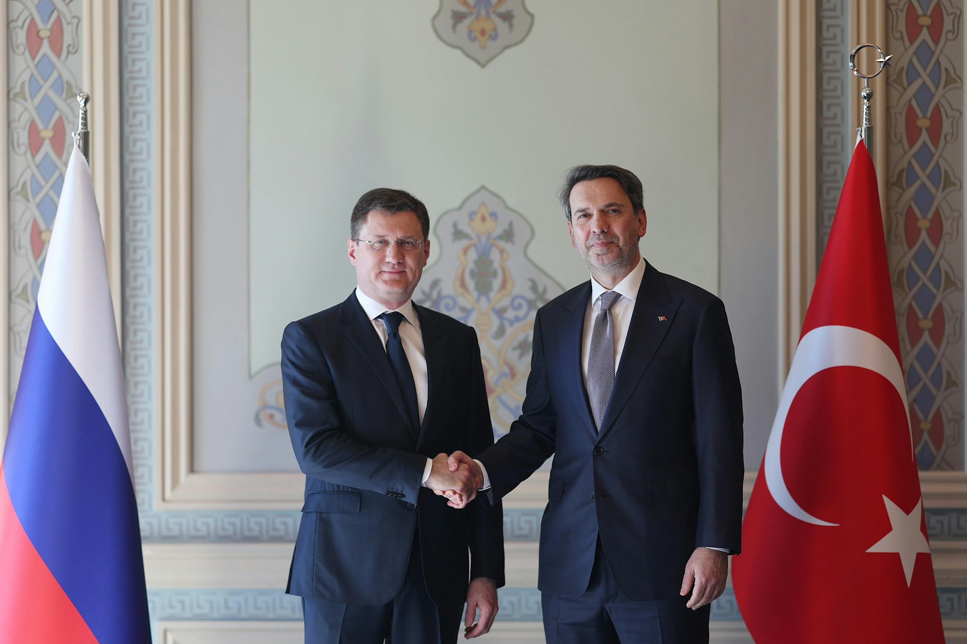 Alexander Nowak (l.) und Alparslan Bayraktar bei einem Treffen in Istanbul.