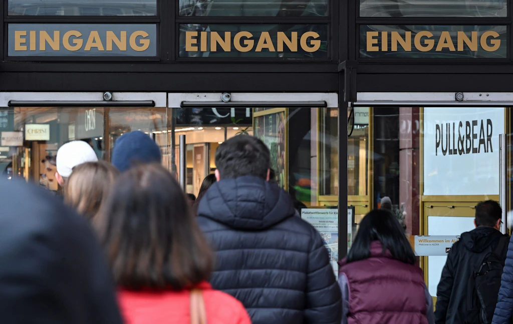 Die Menschen in Deutschland sparen derzeit lieber als sich etwas anzuschaffen.