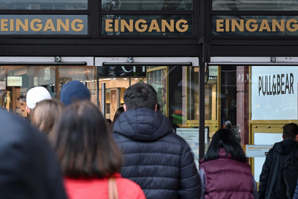 Konsumklima: Verbraucher legen Geld lieber zurück statt es auszugeben