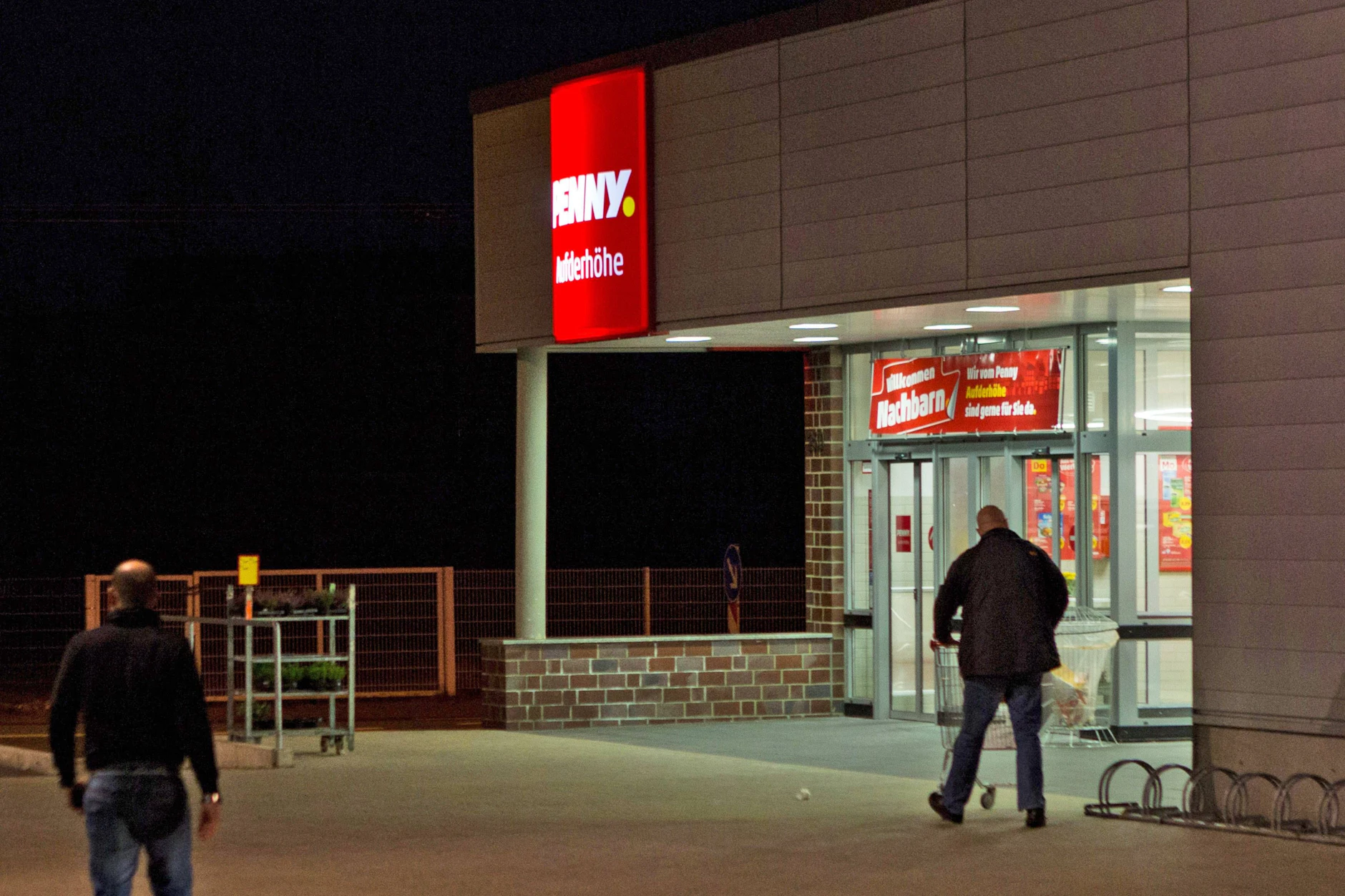 Beim Discounter Penny werden aktuell Frühstücksknacker wegen Salmonellengefahr zurückgerufen.