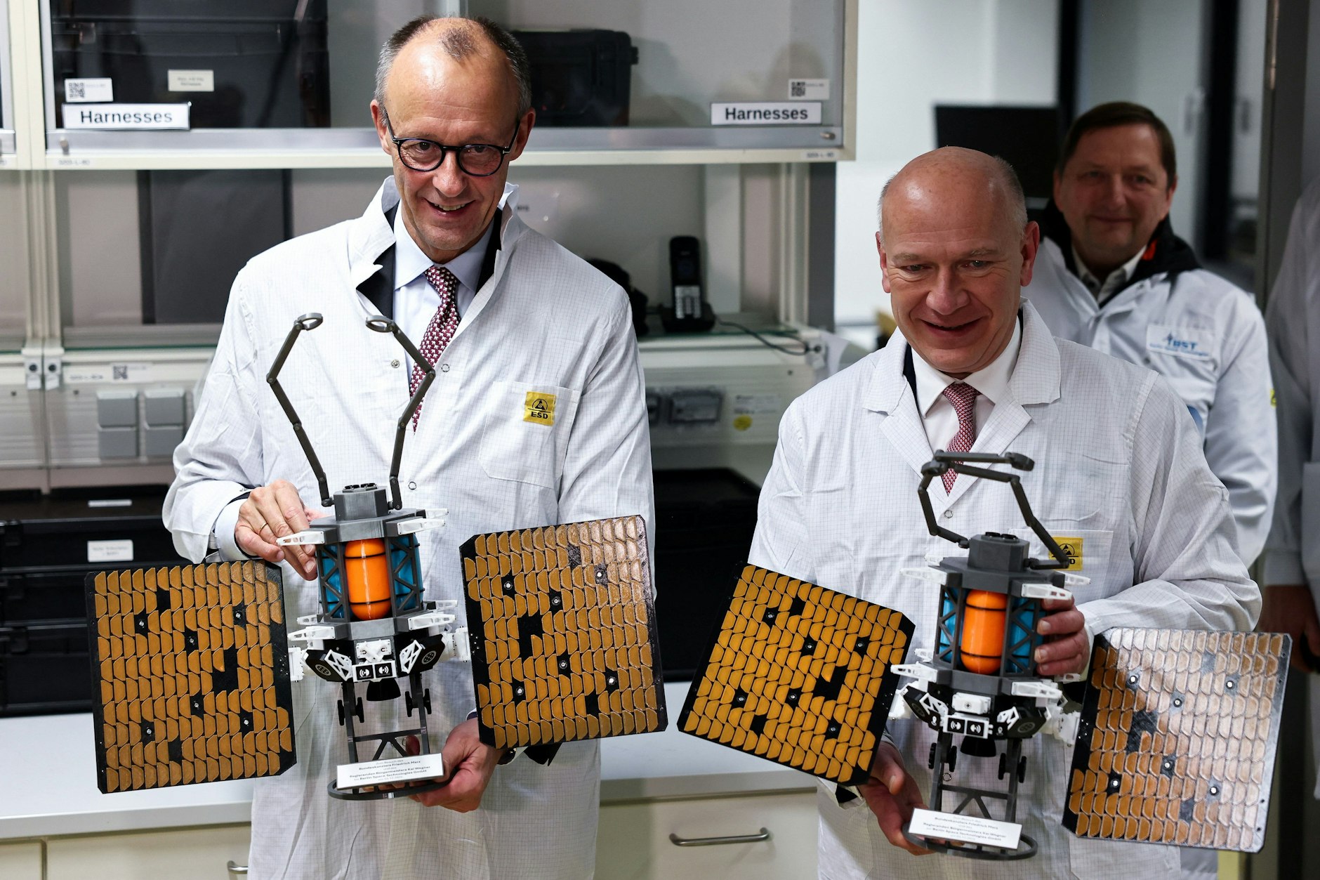 Bundeskanzler Friedrich Merz (l., CDU) und Kai Wegner (CDU), Regierender Bürgermeister von Berlin, besuchen Berlin Space Technologies (BST).