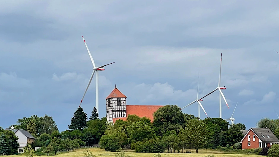 Die Windräder rücken immer näher an die Ortschaften heran, so wie hier in der Uckermark – dem soll das neue Gesetz Einhalt gebieten.