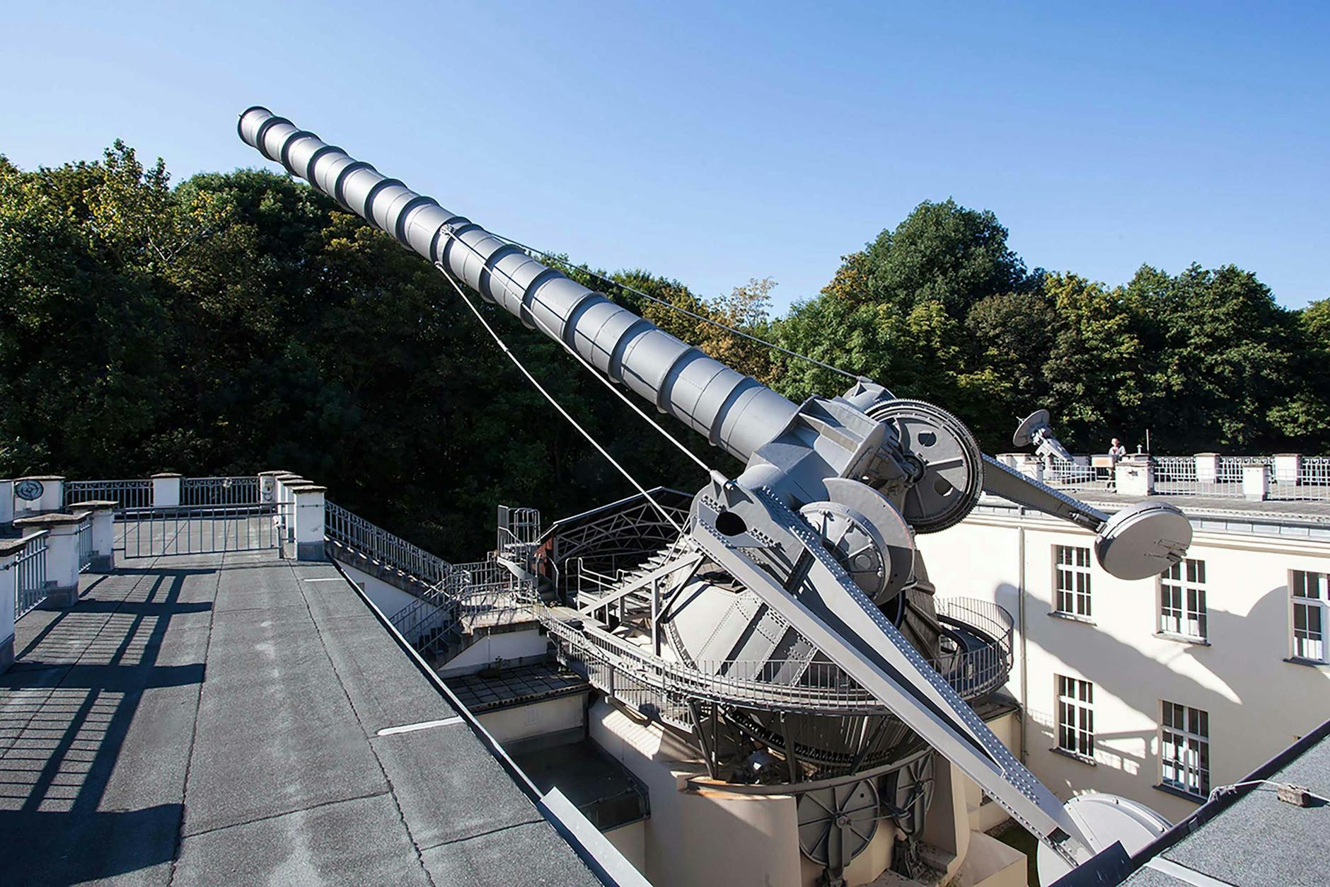 Berlin bietet gleich mehrere Sternwarten für die Planetenparade, hier das Riesenfernrohr der Archenhold-Sternwarte.