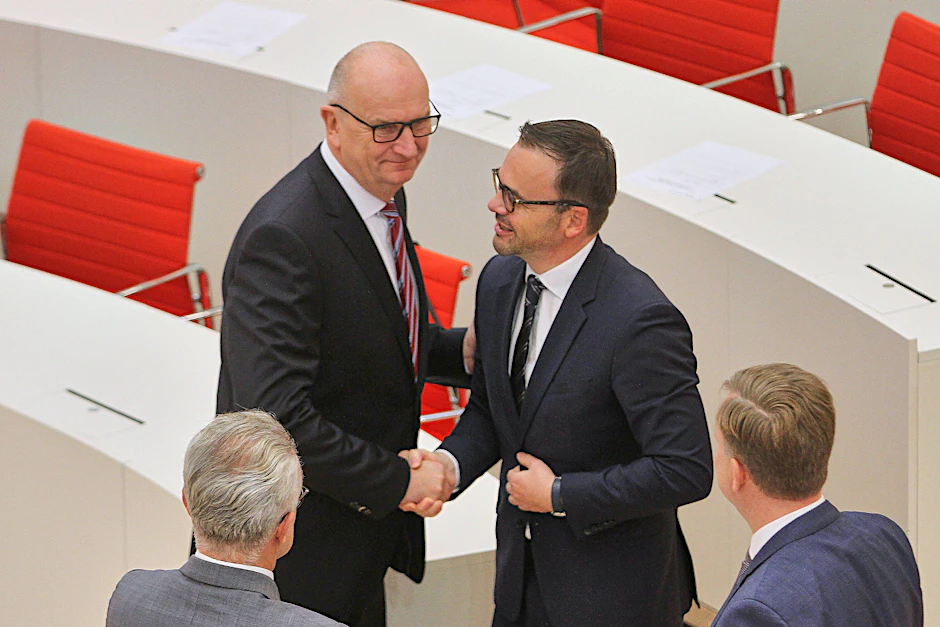 Haben nun eine Mehrheit im Landtag: Brandenburgs Ministerpräsident Dietmar Woidke (SPD) und CDU-Chef Jan Redmann. (Archivbild)