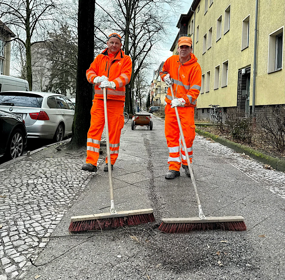 Splitt liegt auf einem Haufen vor dem Brandenburger Tor.