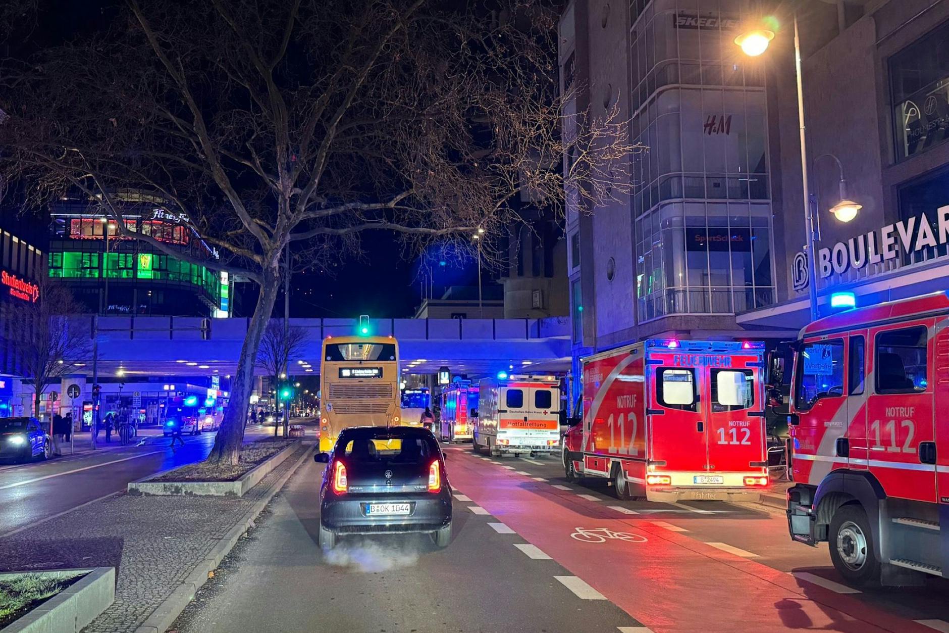 Die Einsatzfahrzeuge der Feuerwehr standen auch auf der naheliegenden Schloßstraße.