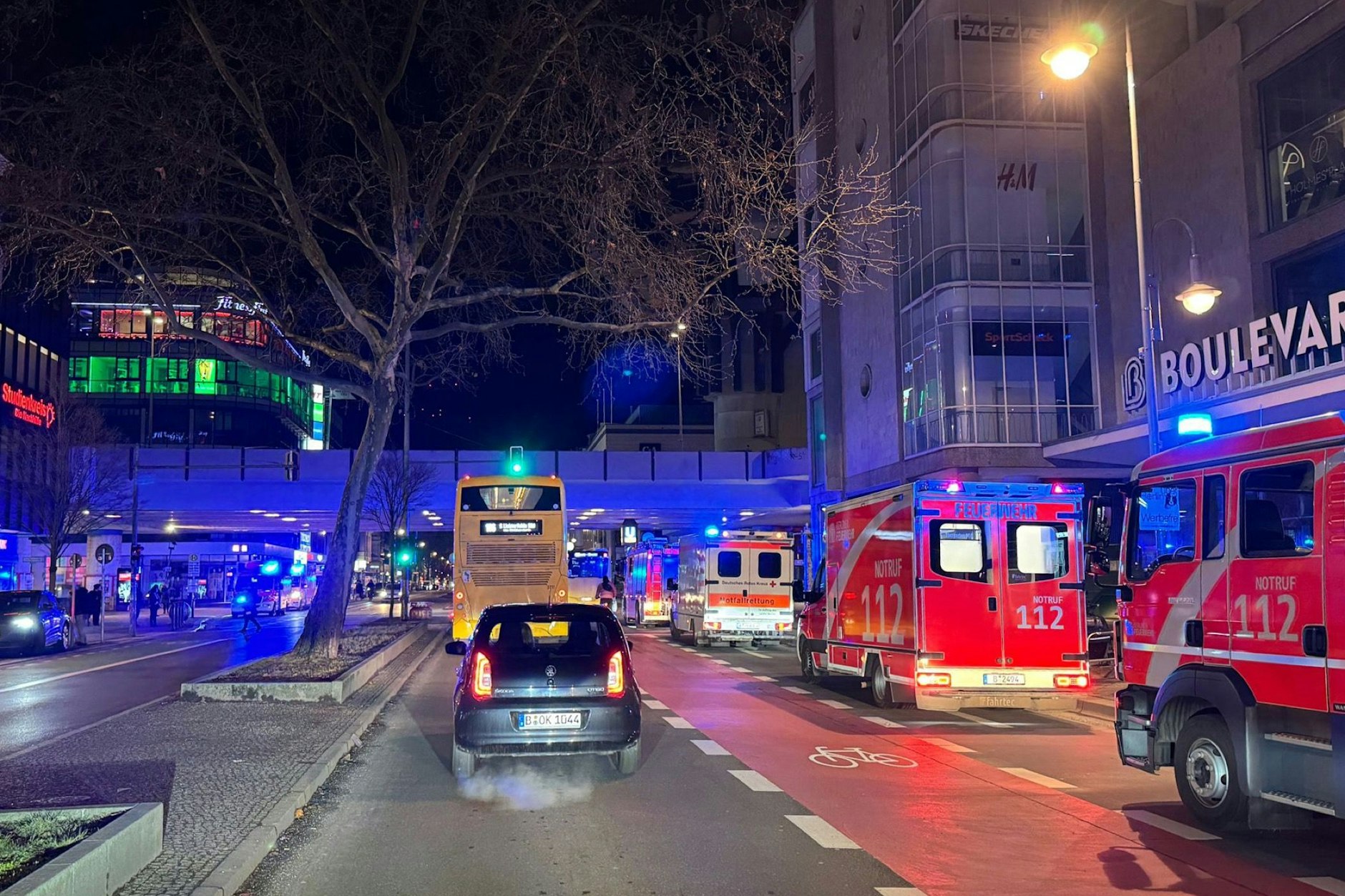 Die Einsatzfahrzeuge der Feuerwehr standen auch auf der naheliegenden Schloßstraße.