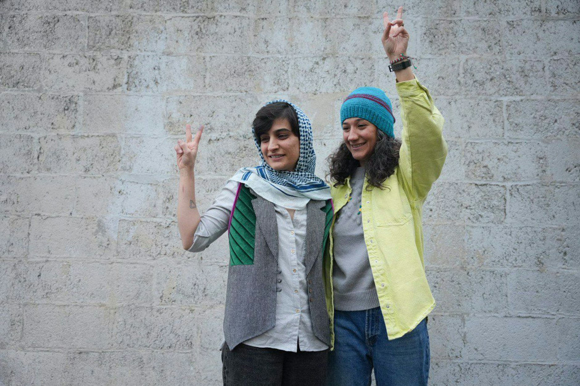 Die iranischen Journalistinnen Elaheh Mohammadi (l.) und Nilufar Hamedi&nbsp; nach ihrer Entlassung aus dem Gefängnis vor zwei Jahren.