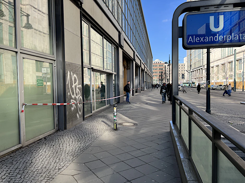 So sah es Mittwochmittag am Bahnhof Alexanderplatz aus. Die Eingänge links sind mit einem rot-weißen Absperrband versehen.