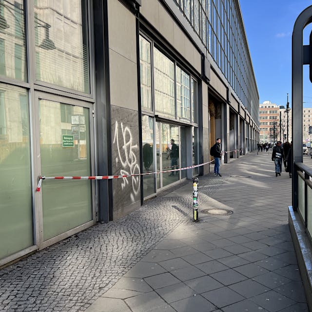 Steinschlag am Alexanderplatz: Warum plötzlich mehrere S‑Bahn‑Ausgänge dicht sind
