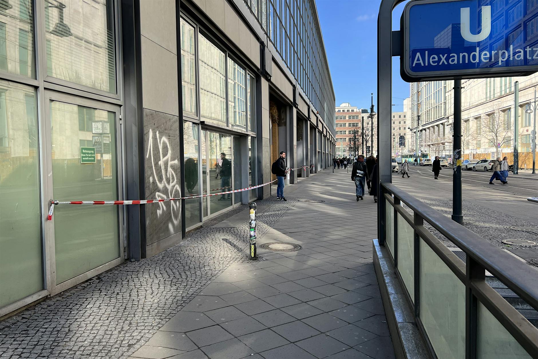 Steinschlag! Ausgänge am Bahnhof Alexanderplatz gesperrt