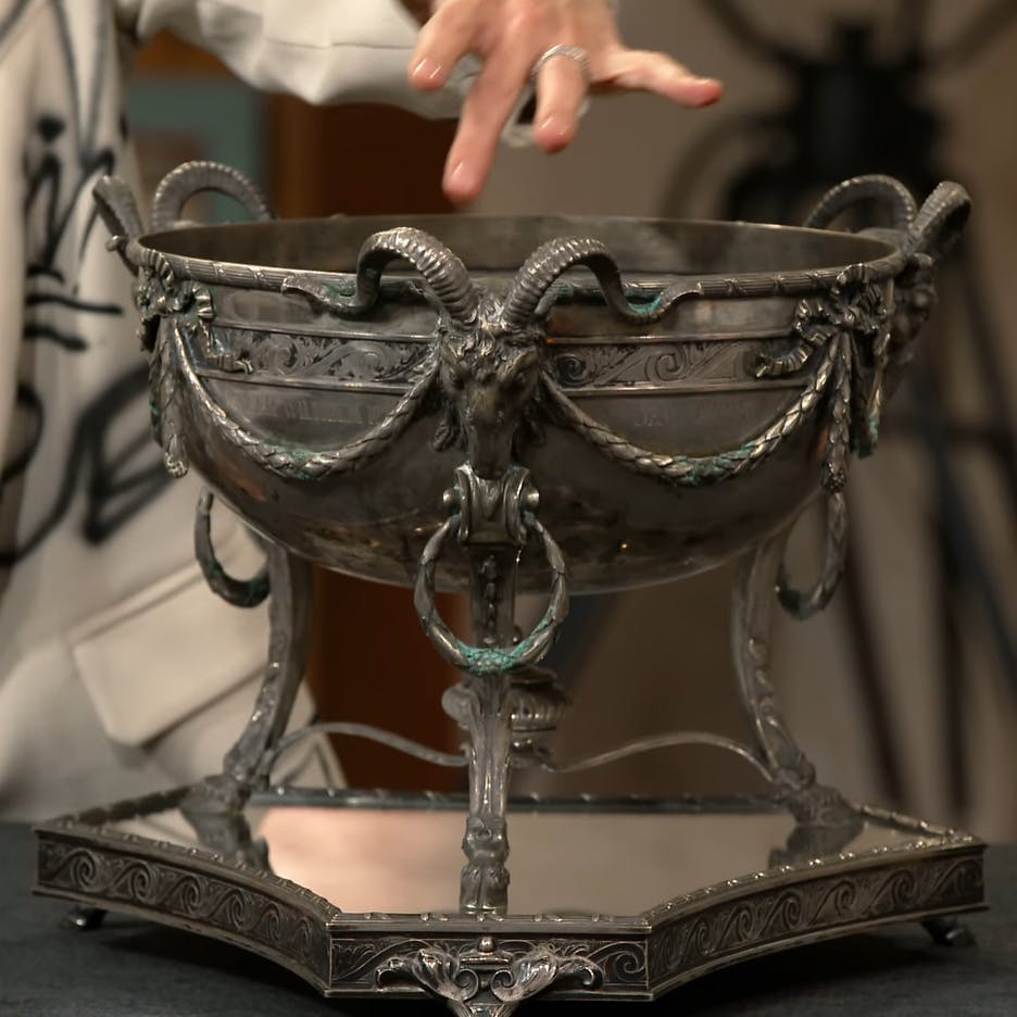 Hinter dieser alten Schale versteckt sich eine unglaubliche Geschichte - ein so besonderes Objekt sieht man selbst bei „Bares für Rares“ nur selten.