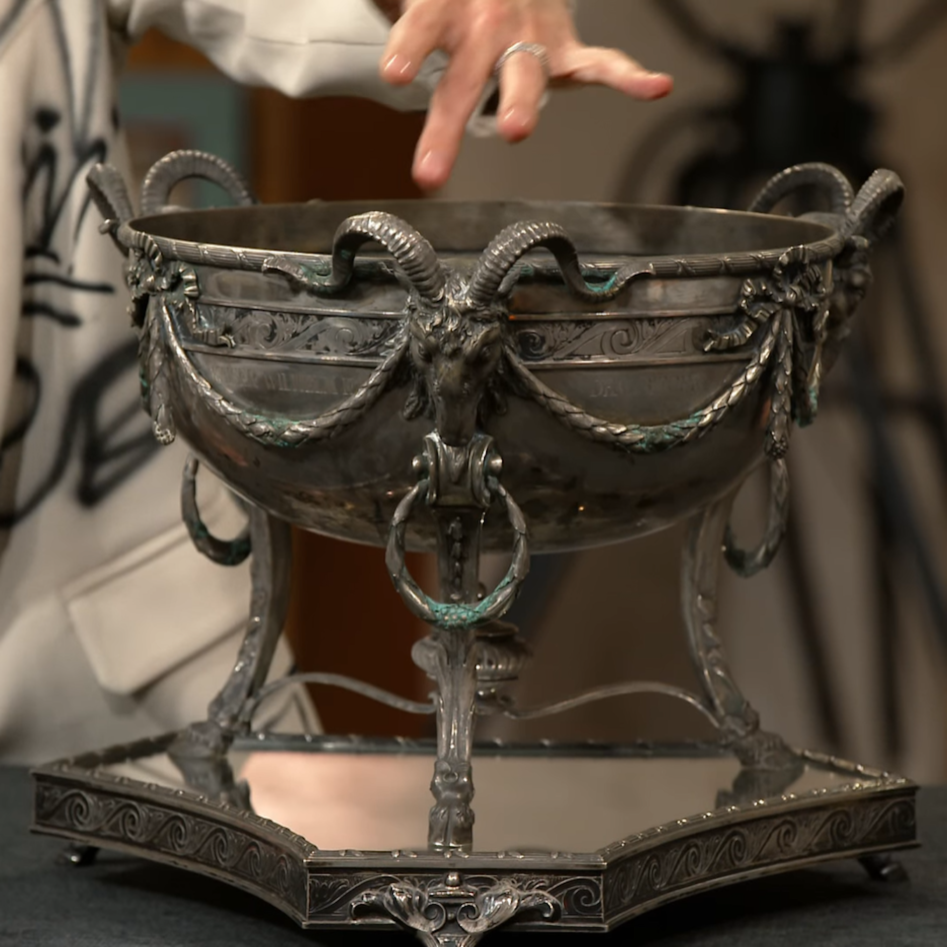 Hinter dieser alten Schale versteckt sich eine unglaubliche Geschichte - ein so besonderes Objekt sieht man selbst bei „Bares für Rares“ nur selten.