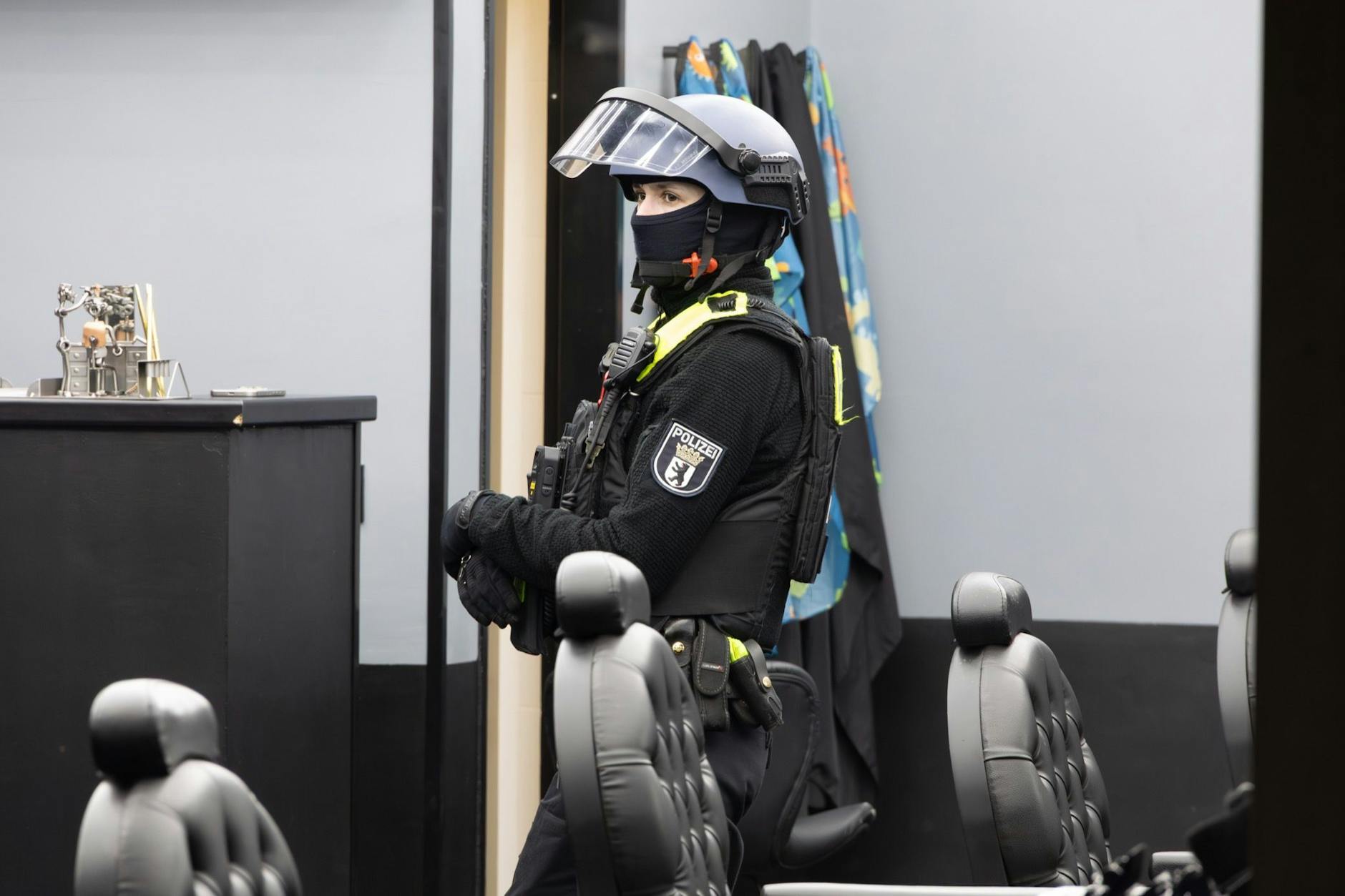 Die Polizistinnen und Polizisten trugen bei den Durchsuchungen volle Schutzkleidung.