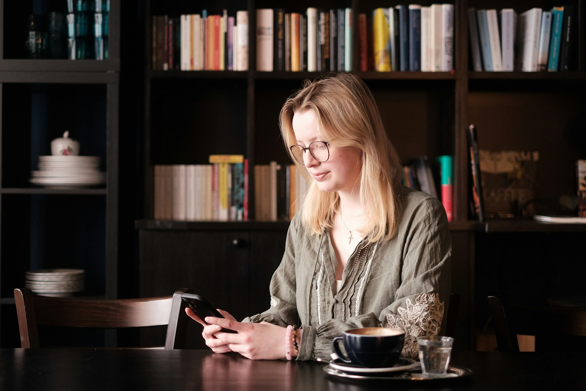 Jennifer Rosin vom Länderschülerausschuss kritisiert, dass ein Verbot der Nutzung sozialer Medien die Vernetzung junger Menschen erschweren könnte.