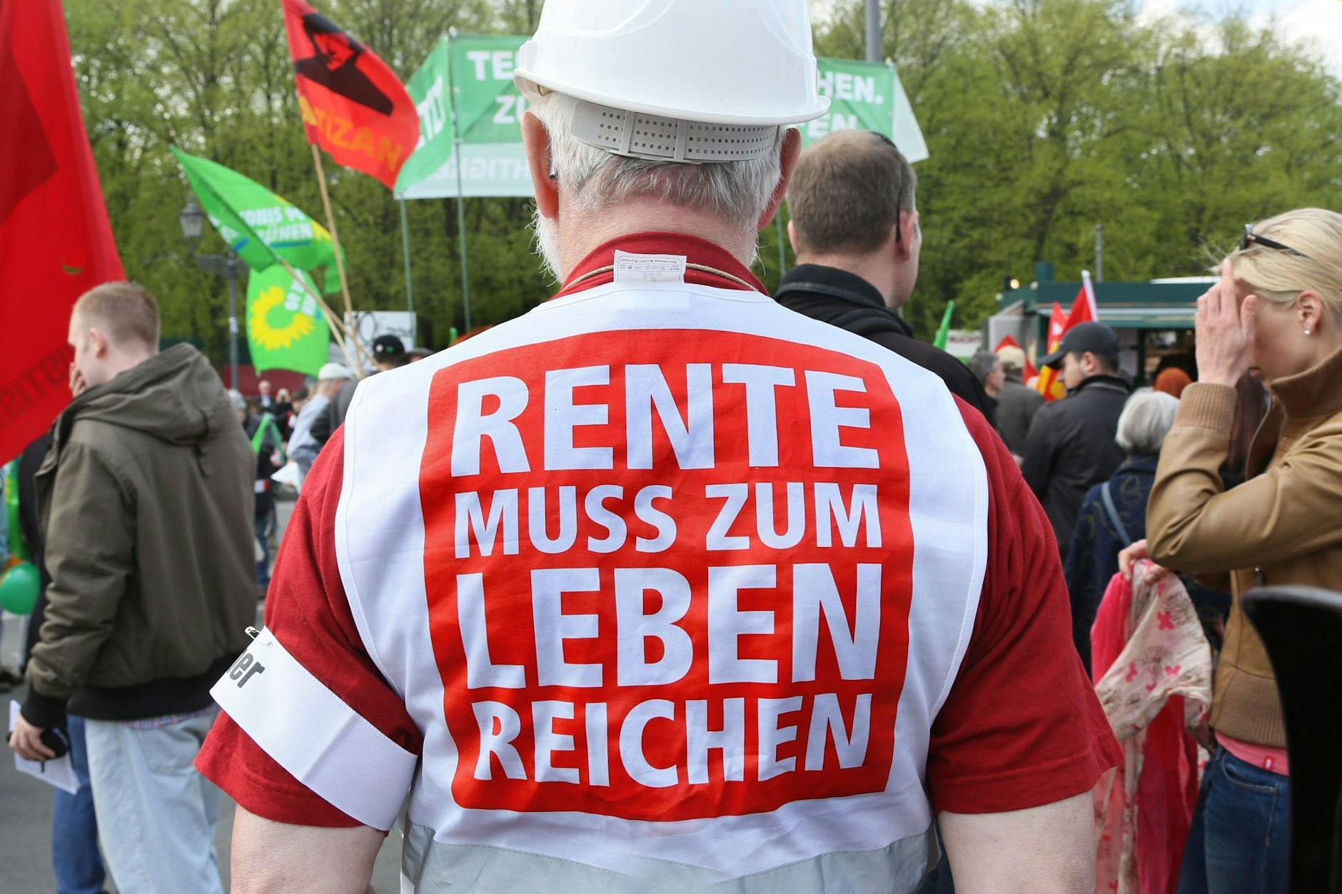 „Rente muss zum Leben reichen“ steht auf dem Rücken eines Demonstranten. Die Rentenreform ist heiß umstritten. (Symbolfoto)