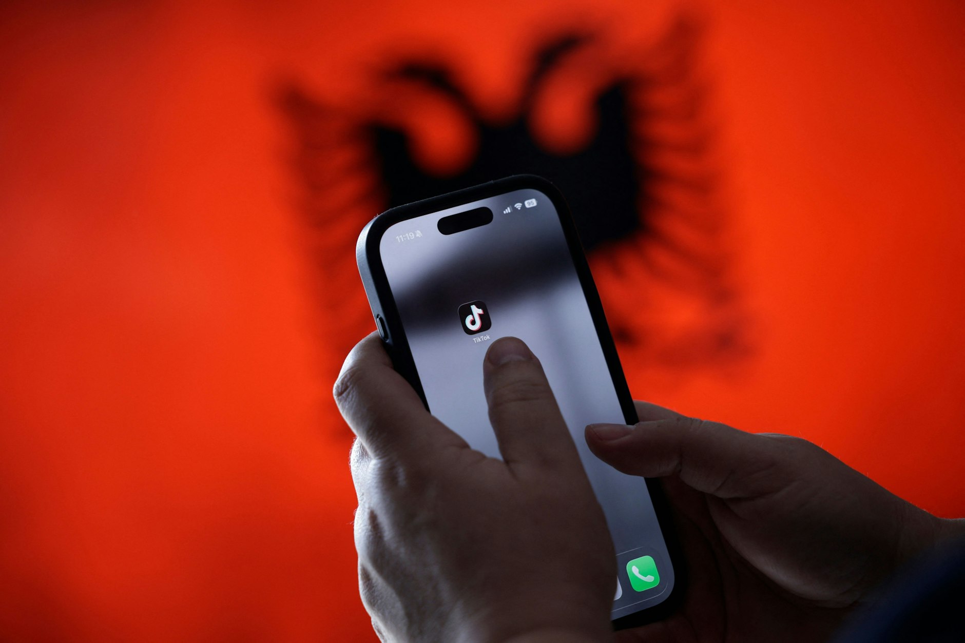 Albanien hob Anfang Februar eine einjährige Sperre der Online-Plattform TikTok wieder auf. Die Regierung in Tirana hatte ein Verbot von TikTok nach einem tödlichen Zwischenfall unter Jugendlichen verhängt.