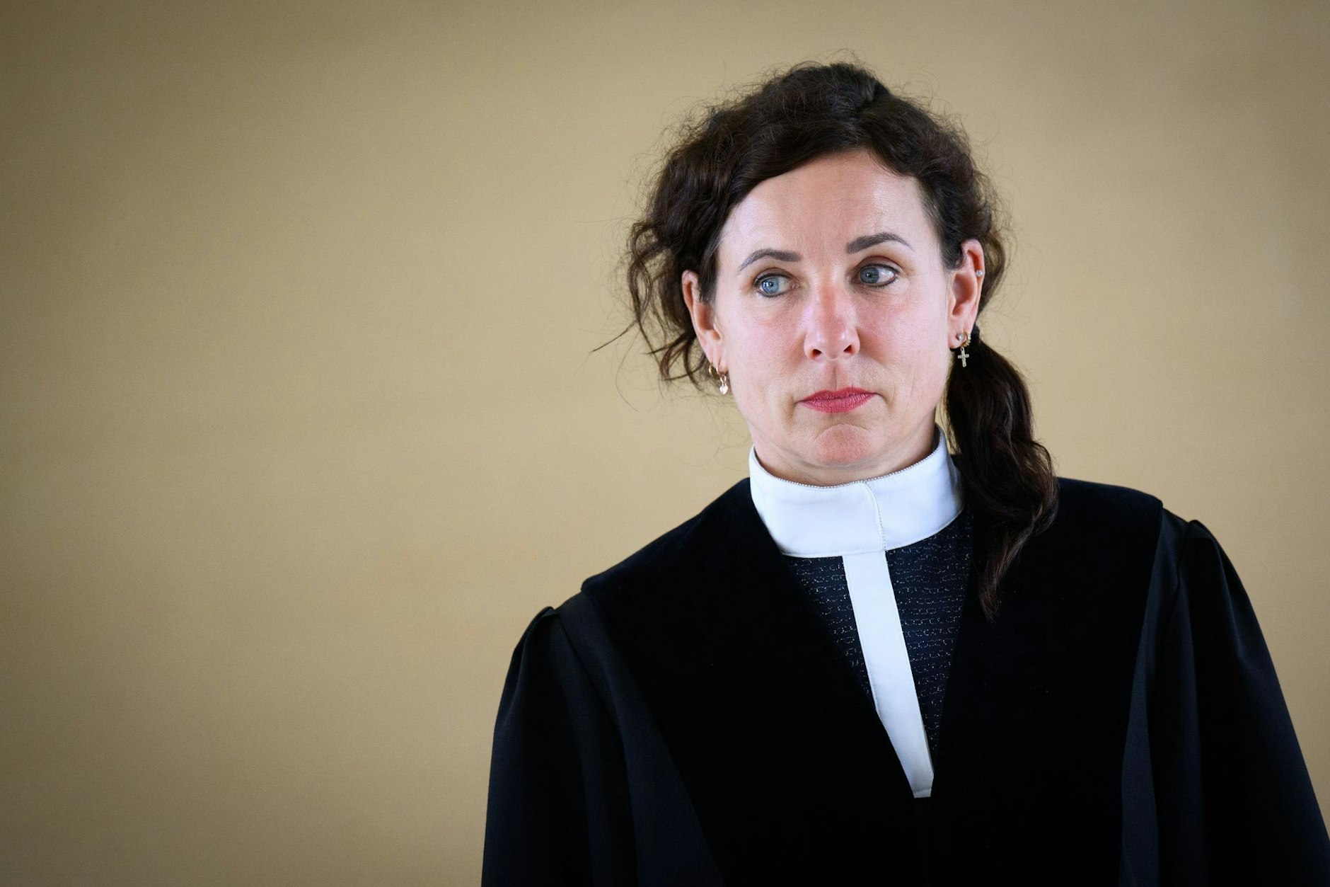 Verfassungsrichterin Julia Barbara Finck aka Juli Zeh bei der Verkündung des Urteils zur AfD-Klage gegen das „Brandenburg-Paket“ vor dem Verfassungsgericht Brandenburg