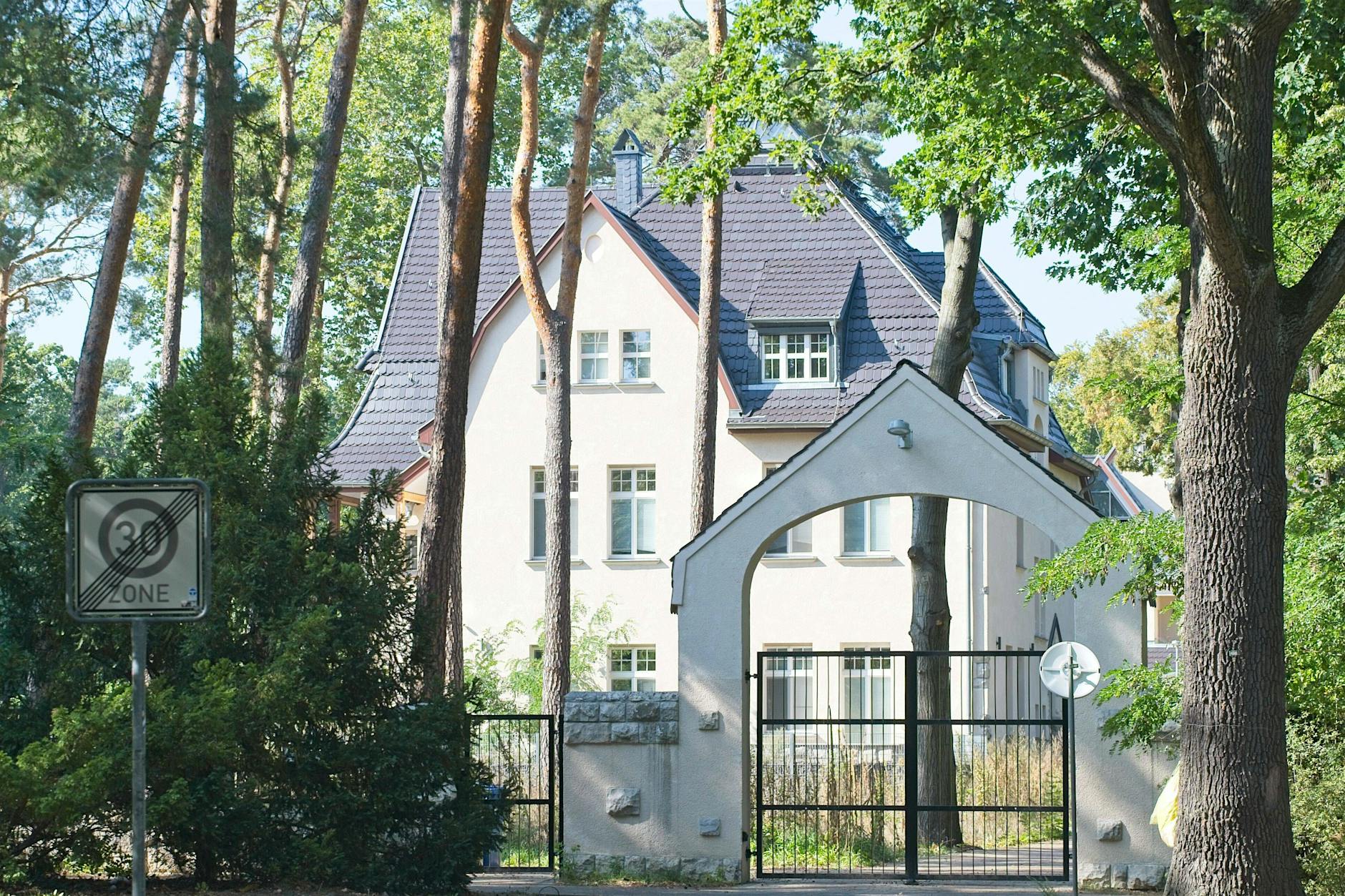 Razzia gegen Clan-Größe! Polizei stürmt Villa im Berliner Speckgürtel