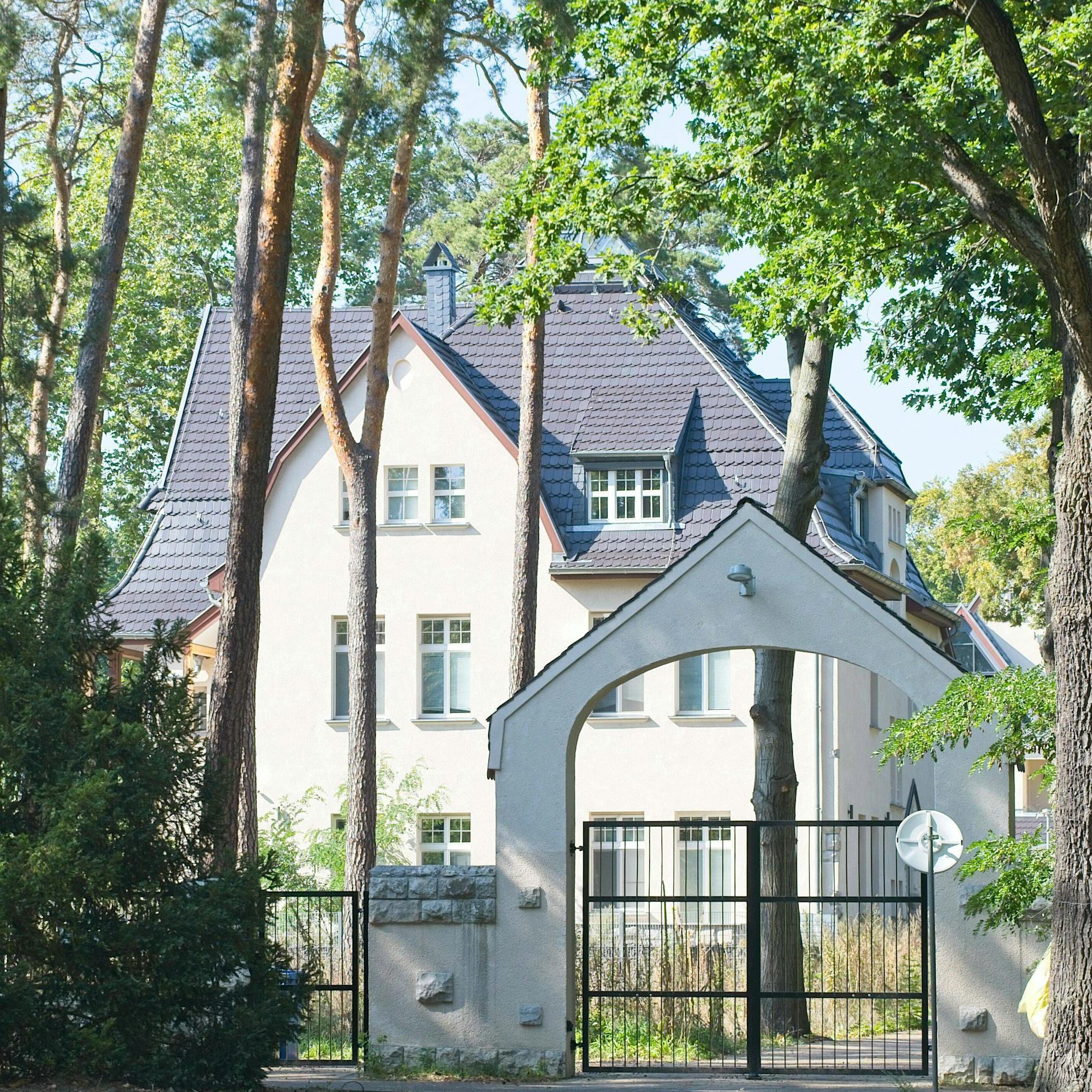 Razzia gegen Clan-Größe! Polizei stürmt Villa im Berliner Speckgürtel