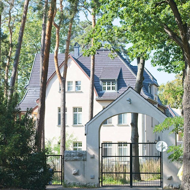 Razzia gegen Clan-Größe! Polizei stürmt Villa im Berliner Speckgürtel