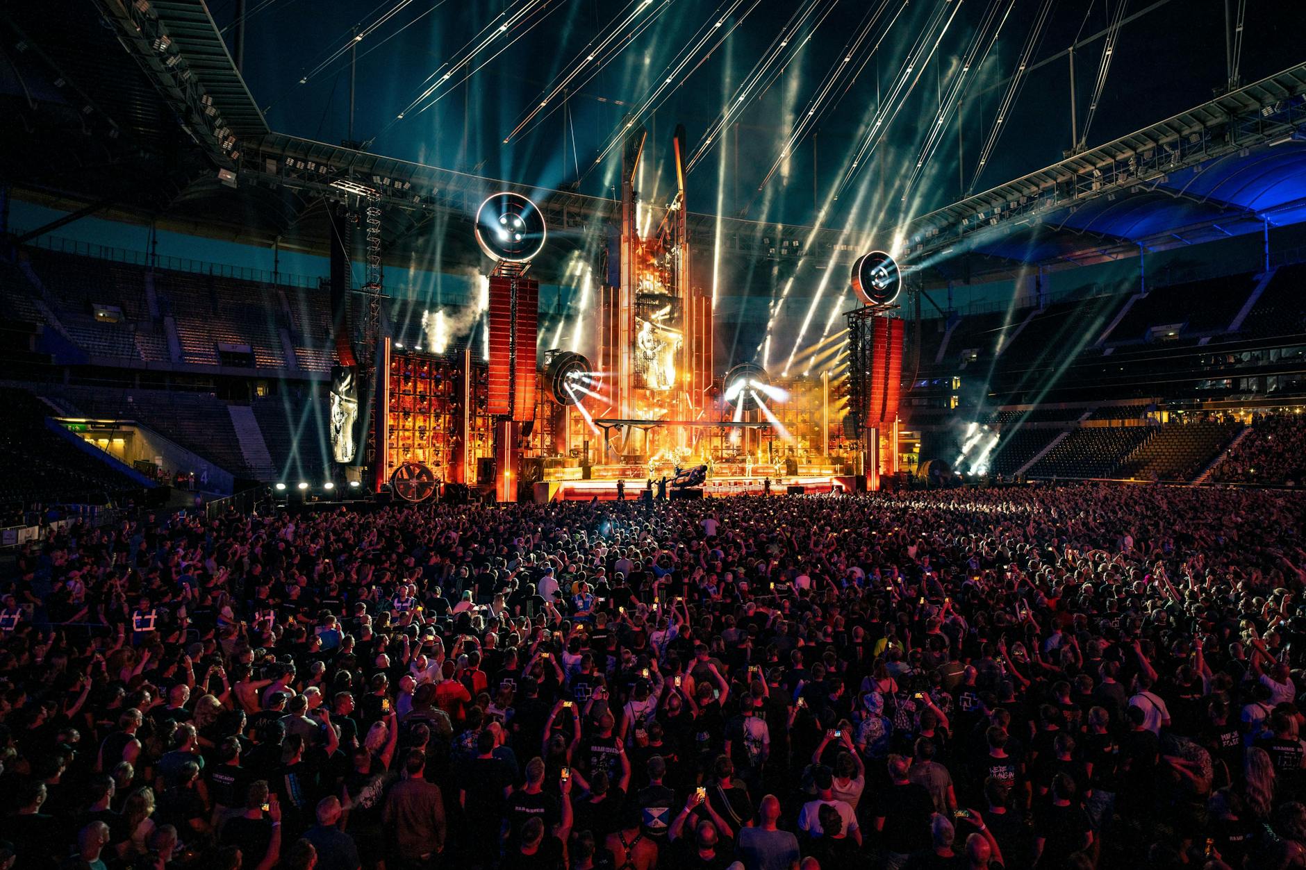 Mit ihrer riesigen Bühne reisten die Musiker von Rammstein im Rahmen ihrer Stadion-Tour über Jahre durch die Welt.