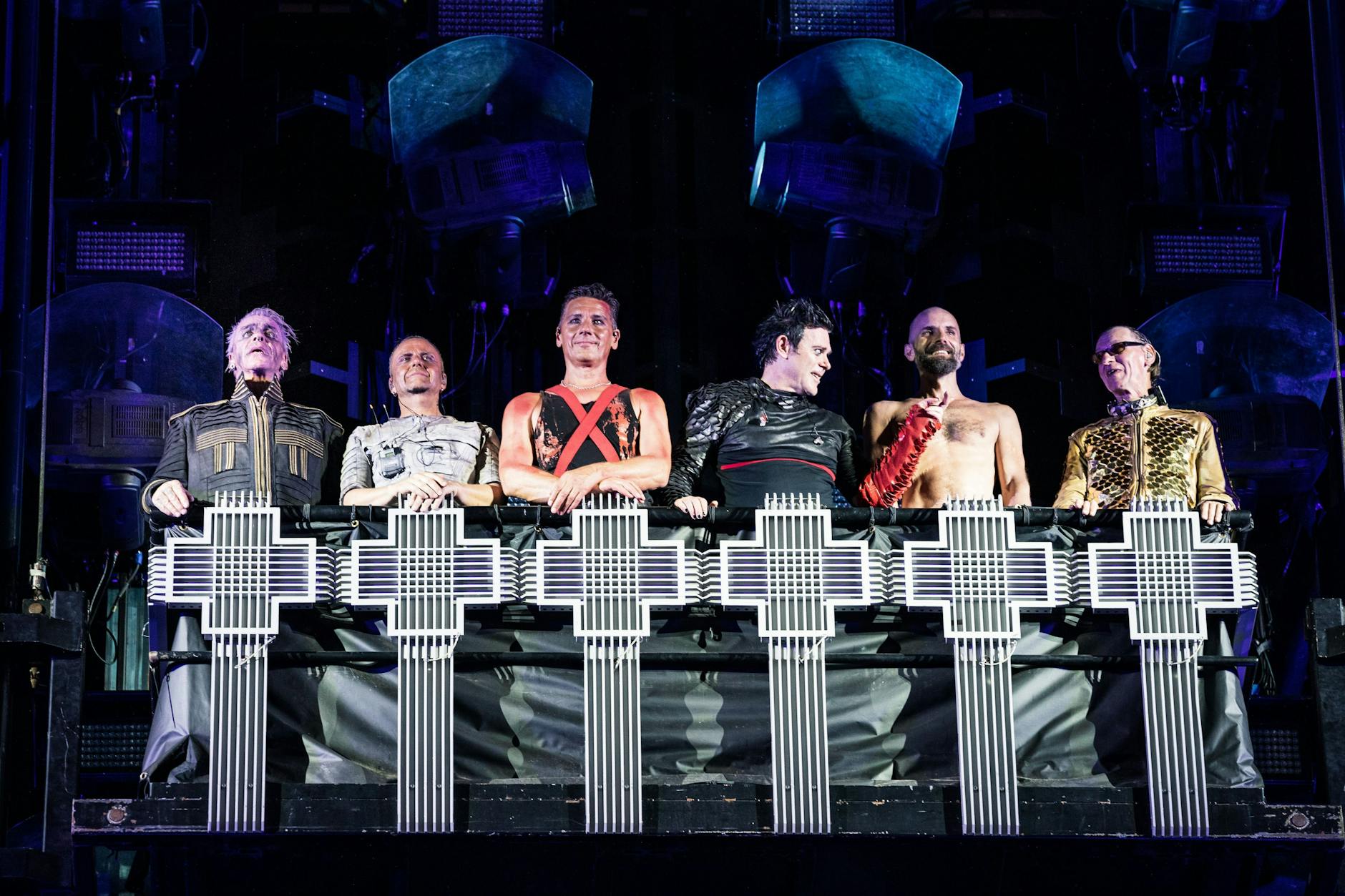 Die Musiker von Rammstein fuhren am Ende der Shows ihrer Stadion-Tour mit einem Fahrstuhl in die Höhe, verschwanden im Bühnenhimmel.